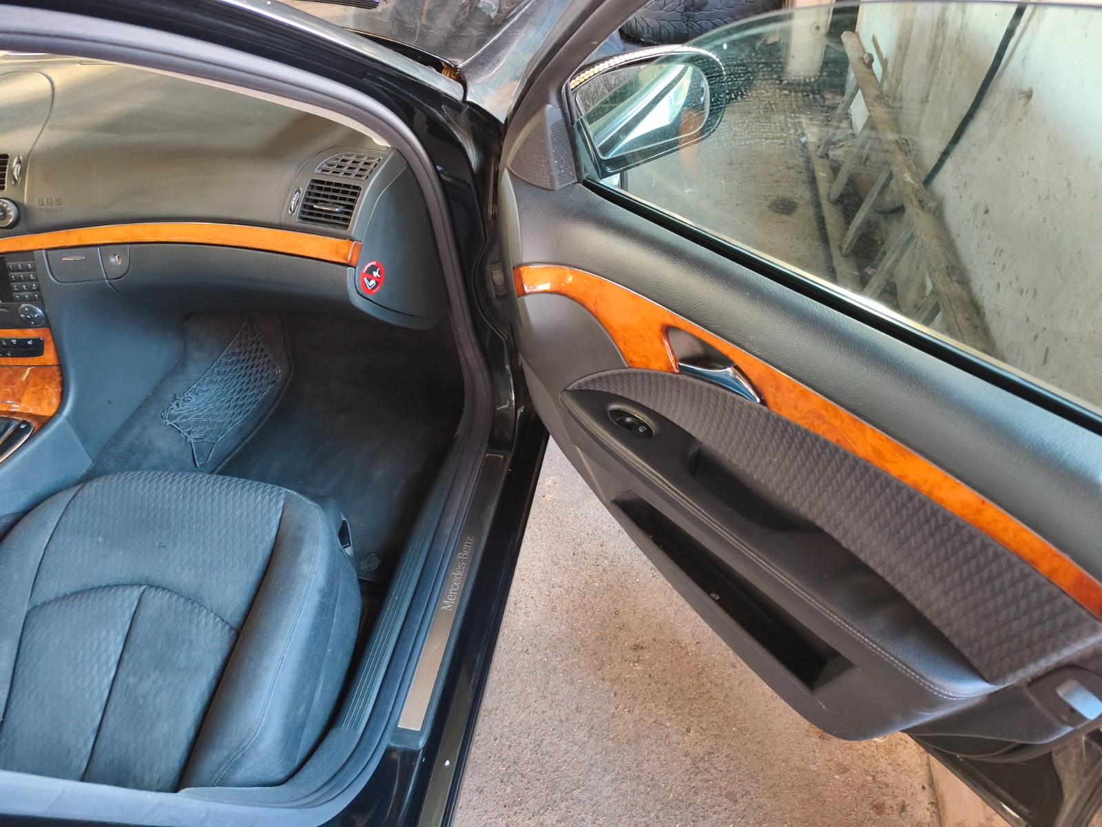 Mercedes-Benz E220 2004 — photo 12