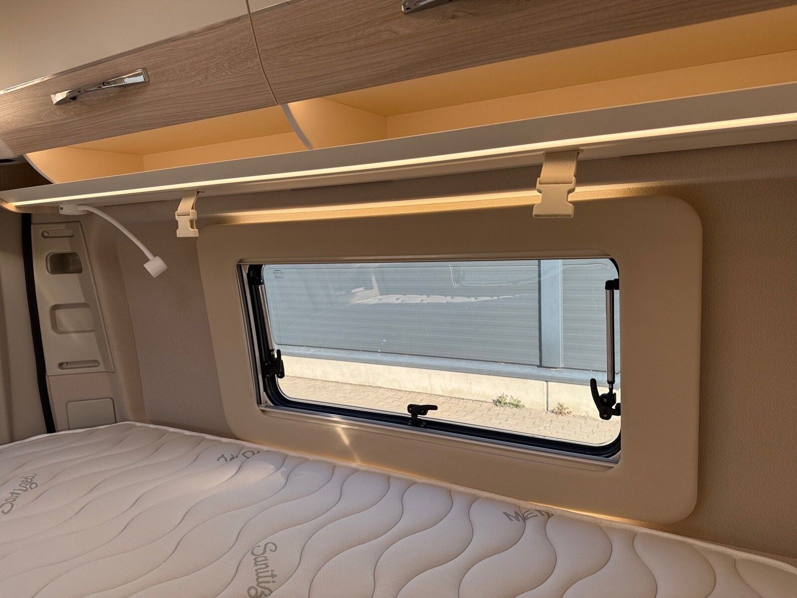 Fahrzeugabbildung Eura Mobil Van V 635 EB 180 PS, Automatik, Panoramadach