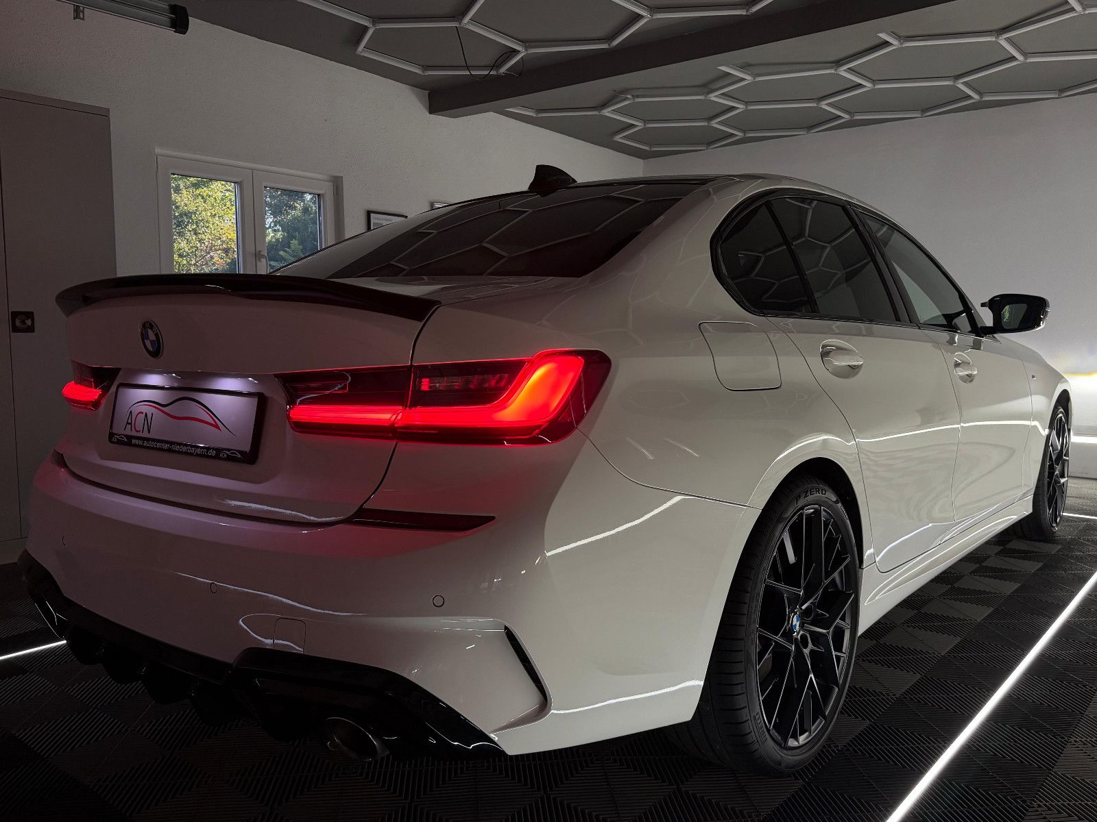 Fahrzeugabbildung BMW 330i xDrive M-SPORT/HUD/DE-FZG/HiFi/LIVE CO/2.HD