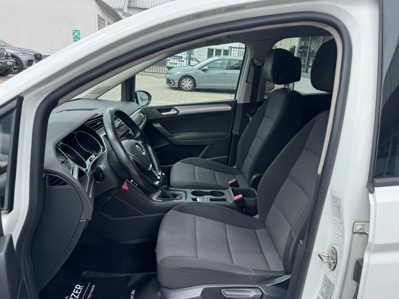 Fahrzeugabbildung Volkswagen Touran Comfortline/DSG/5-Sitzer/PDC