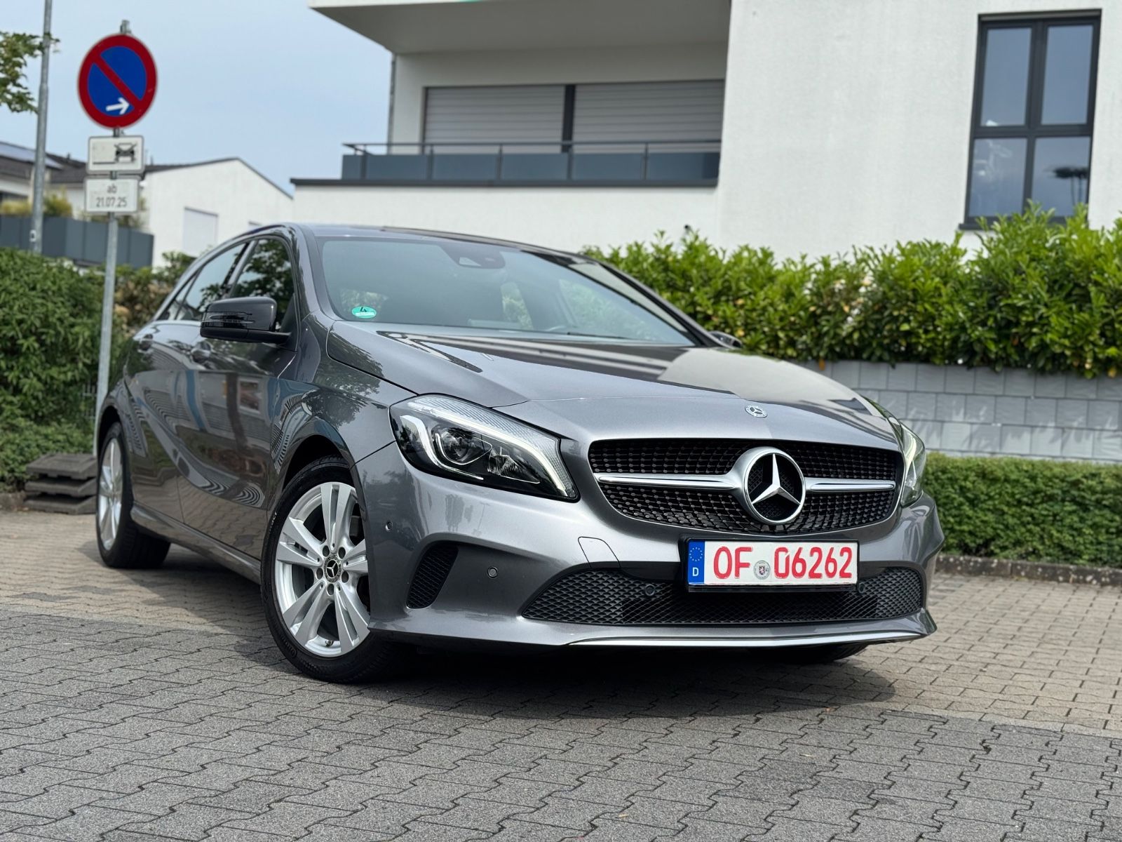MERCEDES-BENZ A 180*LED*Garantie*Harman Kardon*DAB