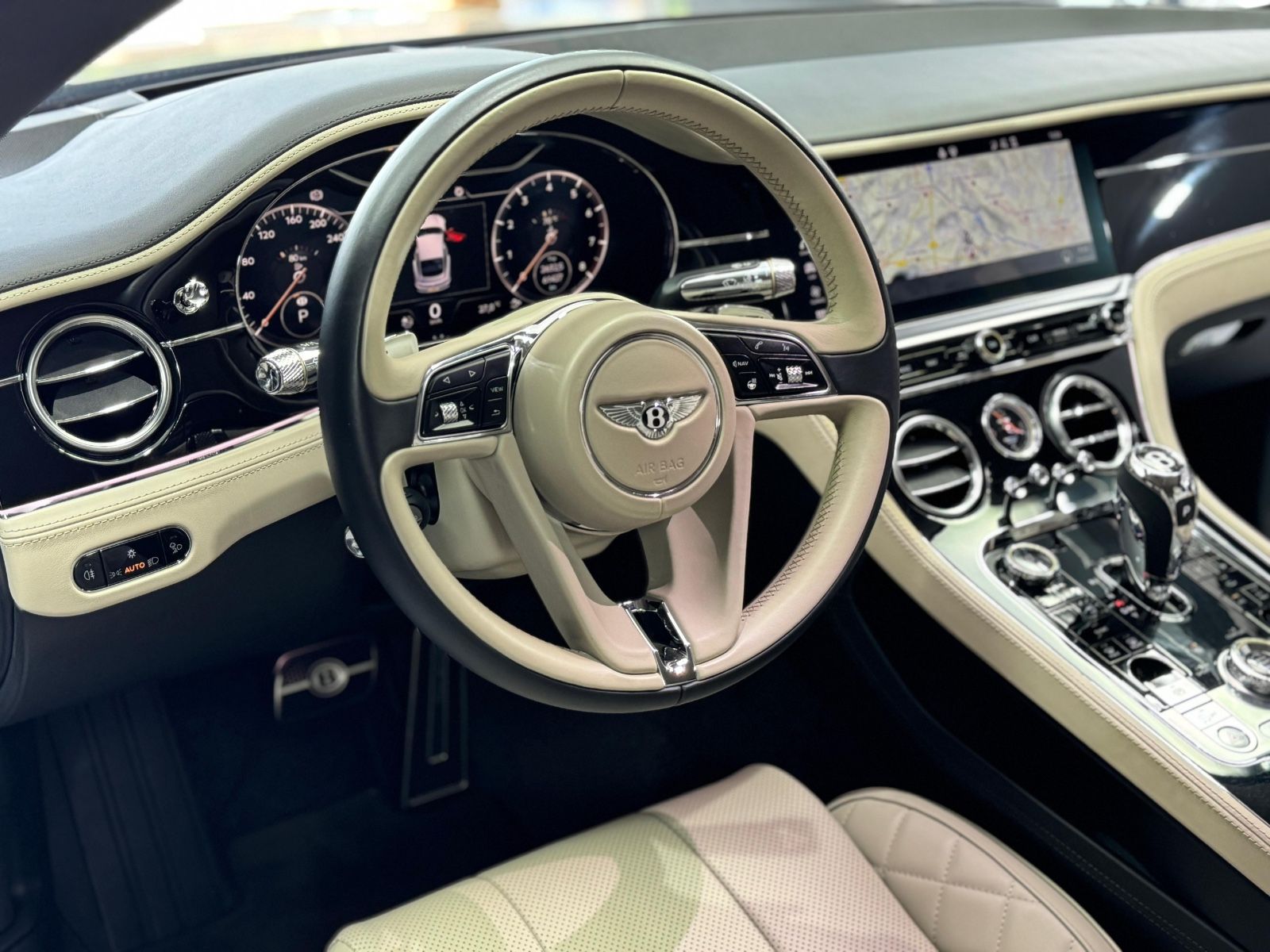 Fahrzeugabbildung Bentley Continental GT 6.0 W12 4WD AKRAPOVIC MASSAGE