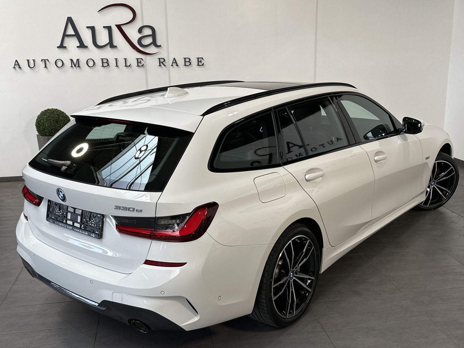 Fahrzeugabbildung BMW 330e Touring xDrive M-Sport NAV+LED+AHK+PANO+SHZ