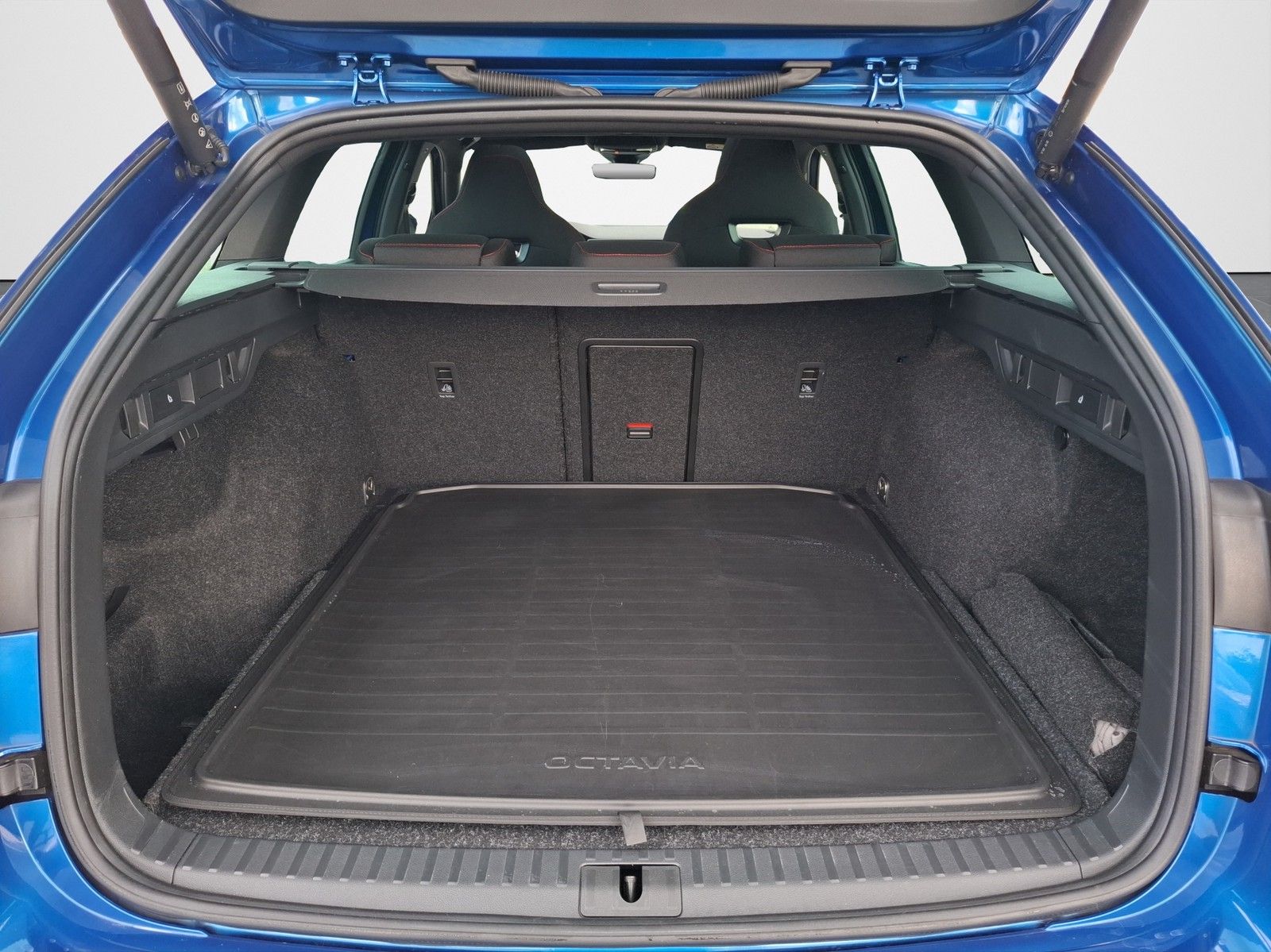 SKODA Octavia Combi RS 2.0 TDI DSG / PANORAMA / STHZG - Image 16