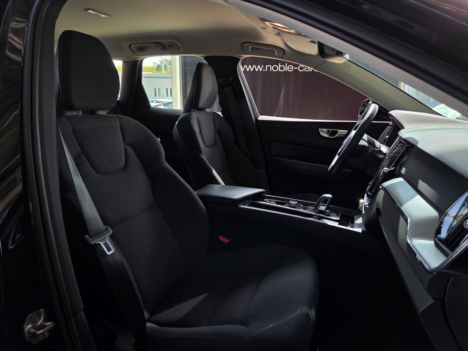 Fahrzeugabbildung Volvo XC60 Momentum 2WD RFK LED ALU