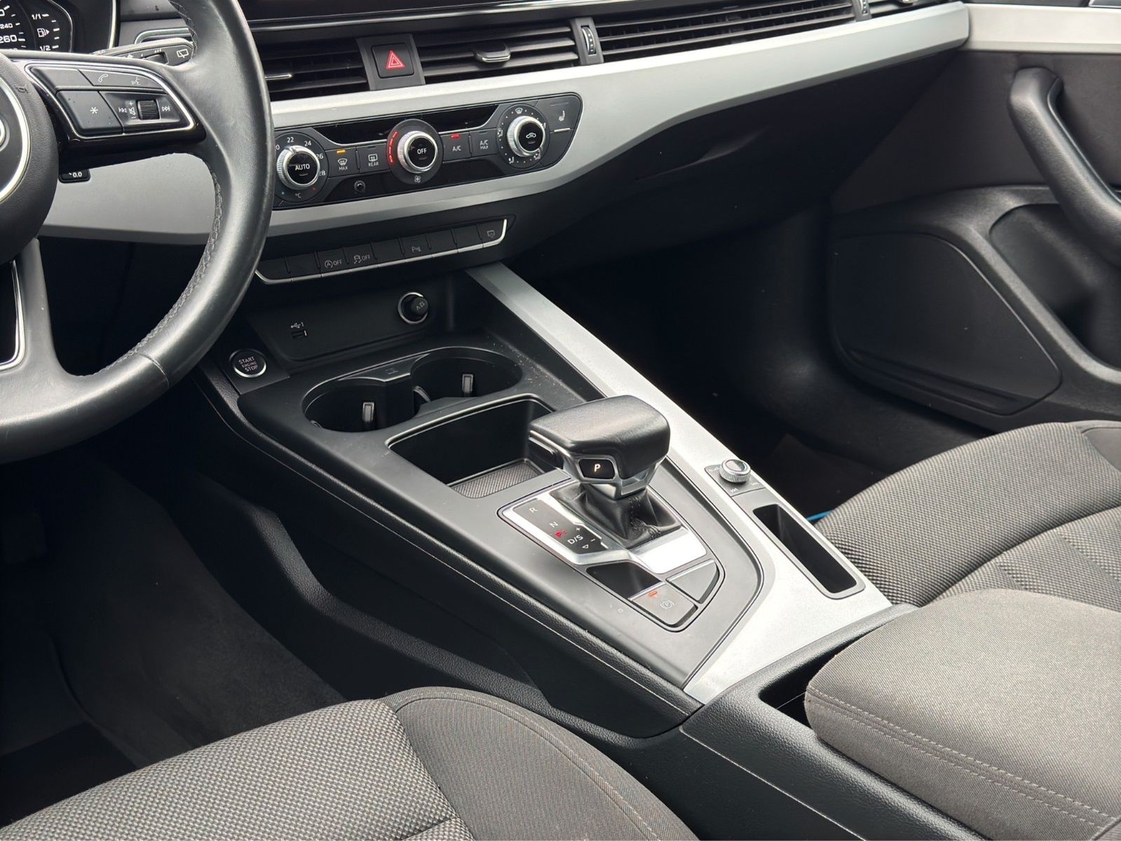 Fahrzeugabbildung Audi A4 AVANT 35 TFSI BLACK S-TRONIC NAVI LED ALLWETT