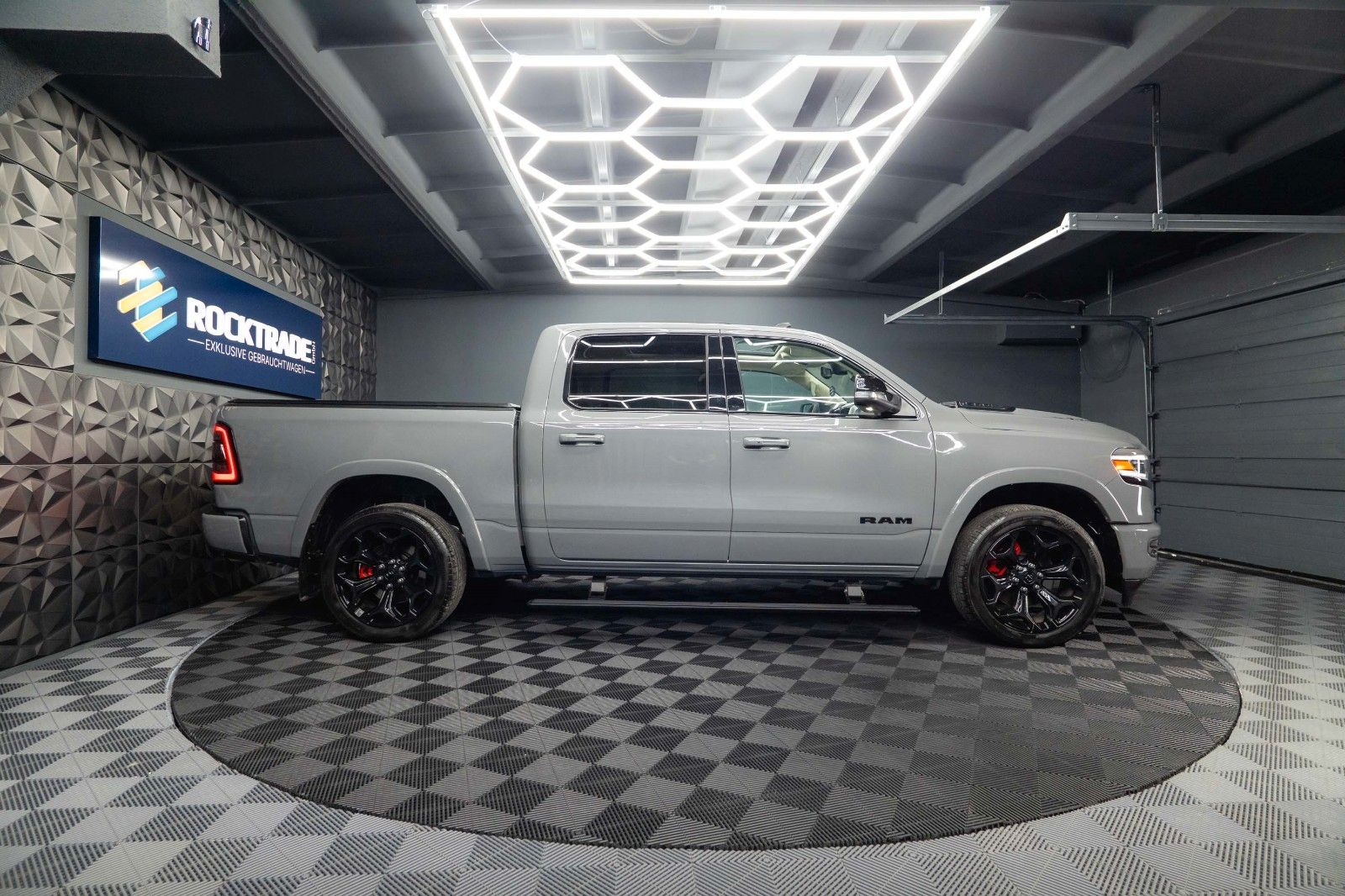 Fahrzeugabbildung Dodge RAM 5.7 V8 HEMI 4x4 LIMITED 10TH ANNIVERSARY ACC