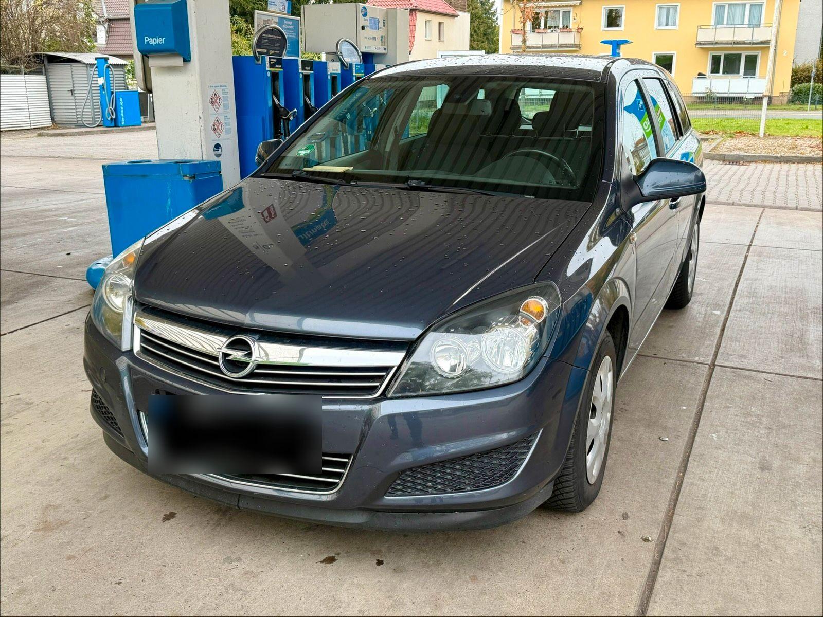 Opel Astra 2010 — rear view