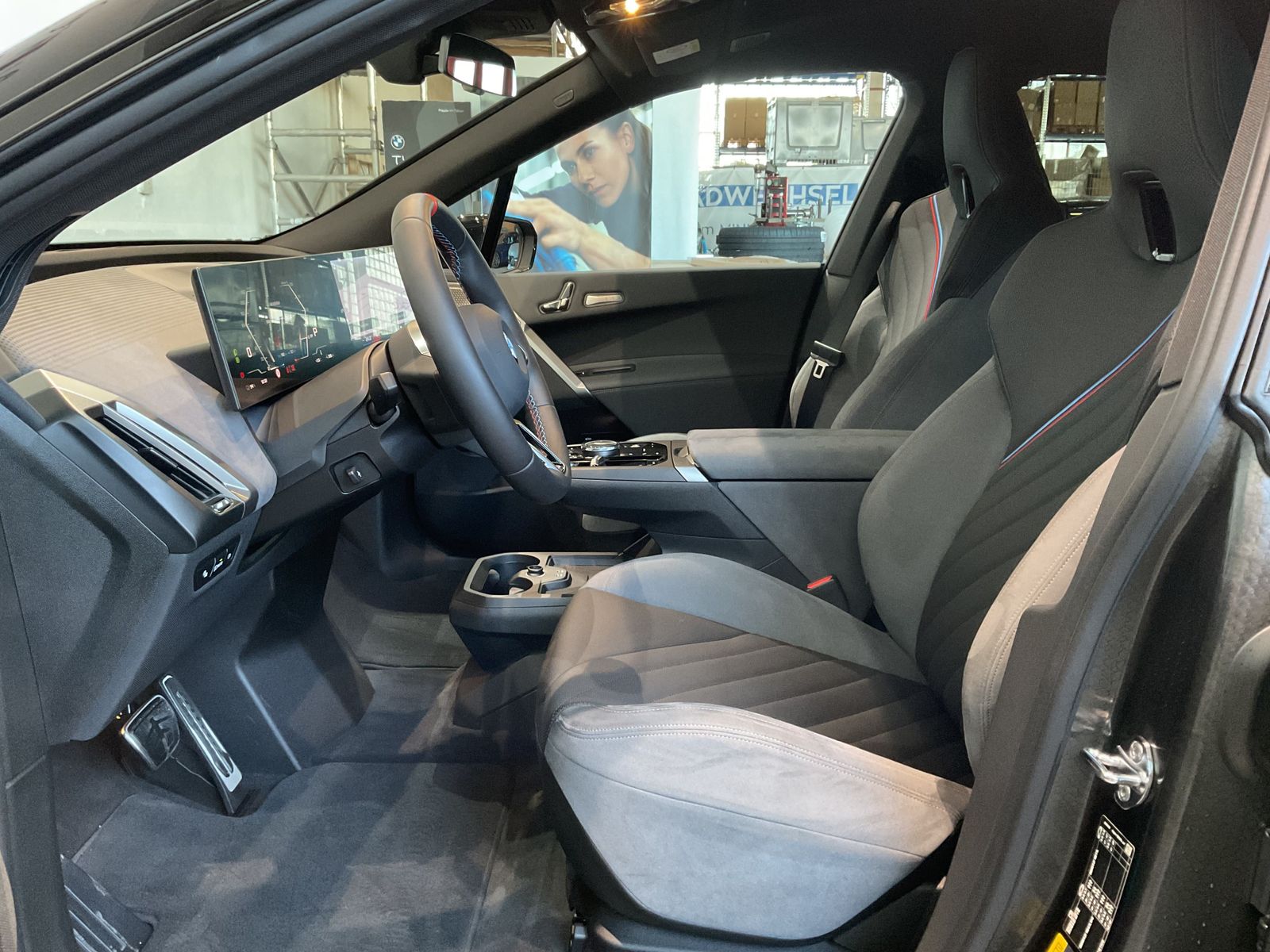 Fahrzeugabbildung BMW iX M70 |B&W |Panoramaglasdach| Sitzbelüftung vor
