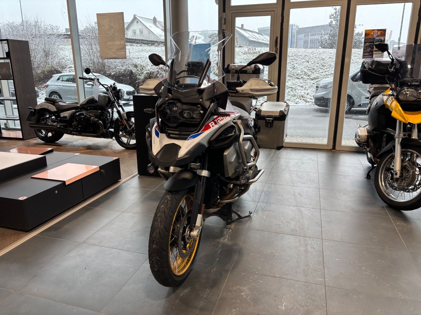 Fahrzeugabbildung BMW R 1250 GS Adventure mit Tieferlegung Akrapovic A