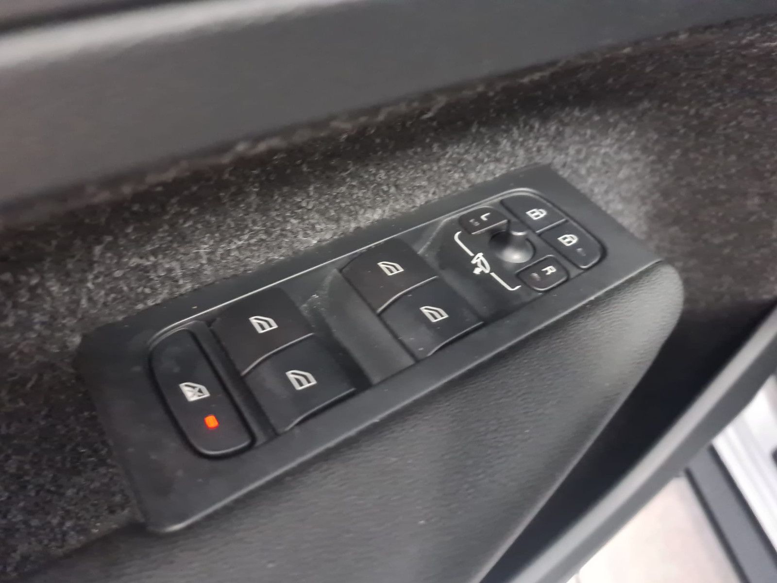 Fahrzeugabbildung Volvo XC40 Momentum AWD/LED/KLIMA/GARANTIE