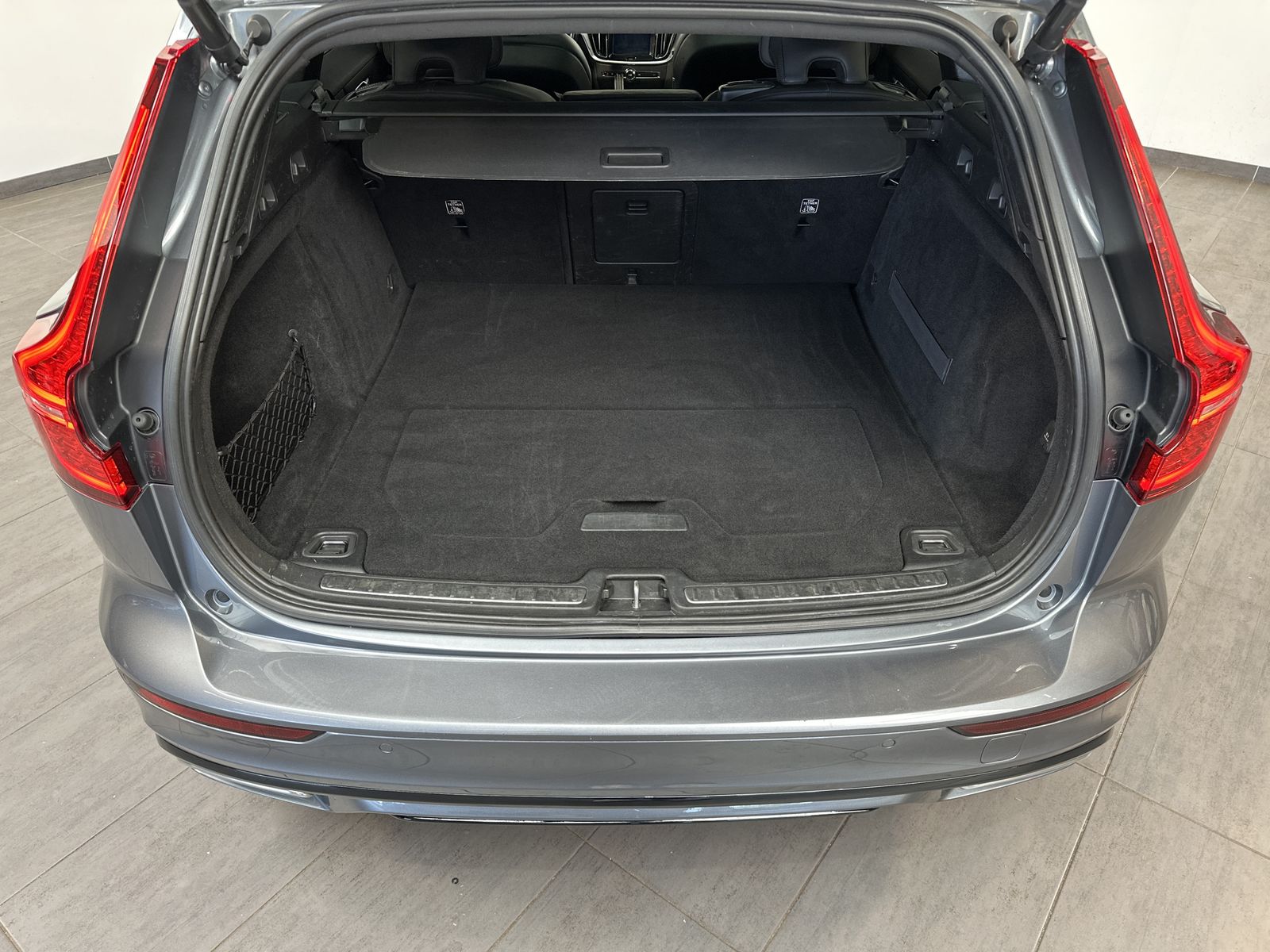 Fahrzeugabbildung Volvo V60 T8 AWD Twin Engine R-Design NAV+LED+AHK+360°