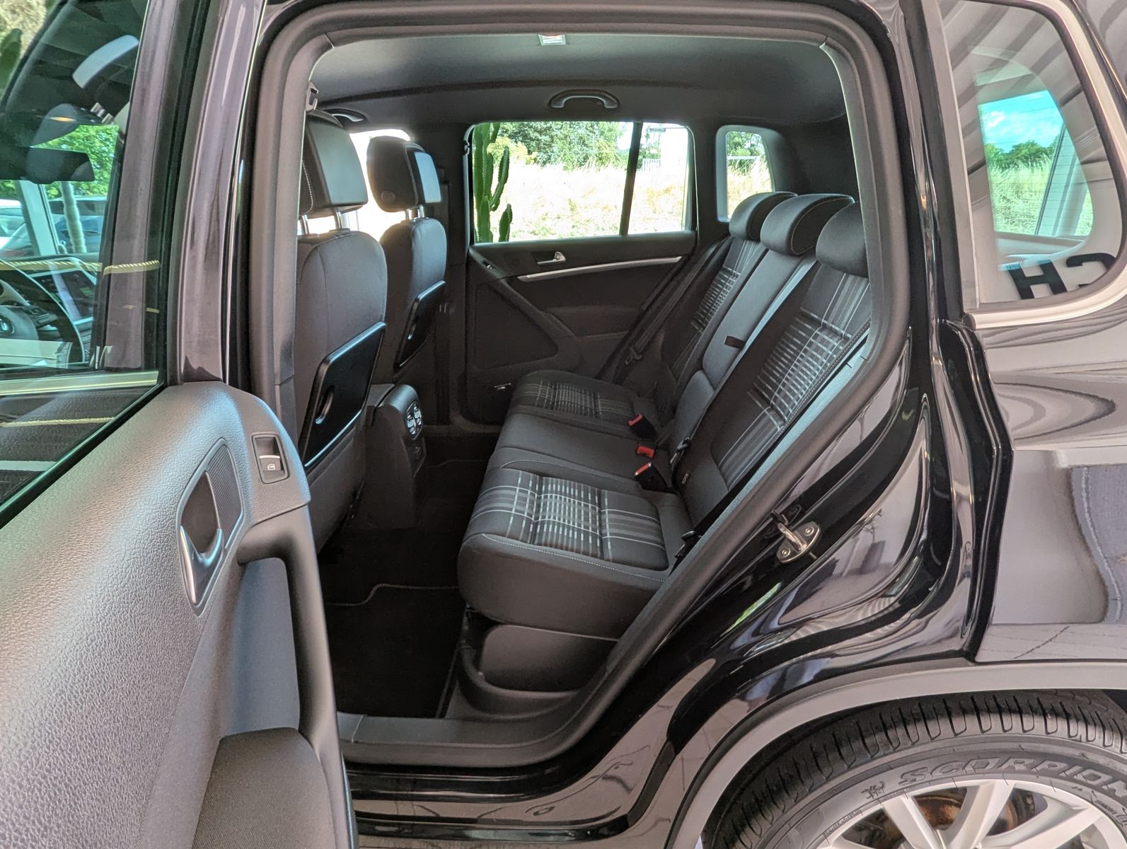 Fahrzeugabbildung Volkswagen Tiguan 1.4 TSI DSG Lounge DYNAUDIO AHK Kamera