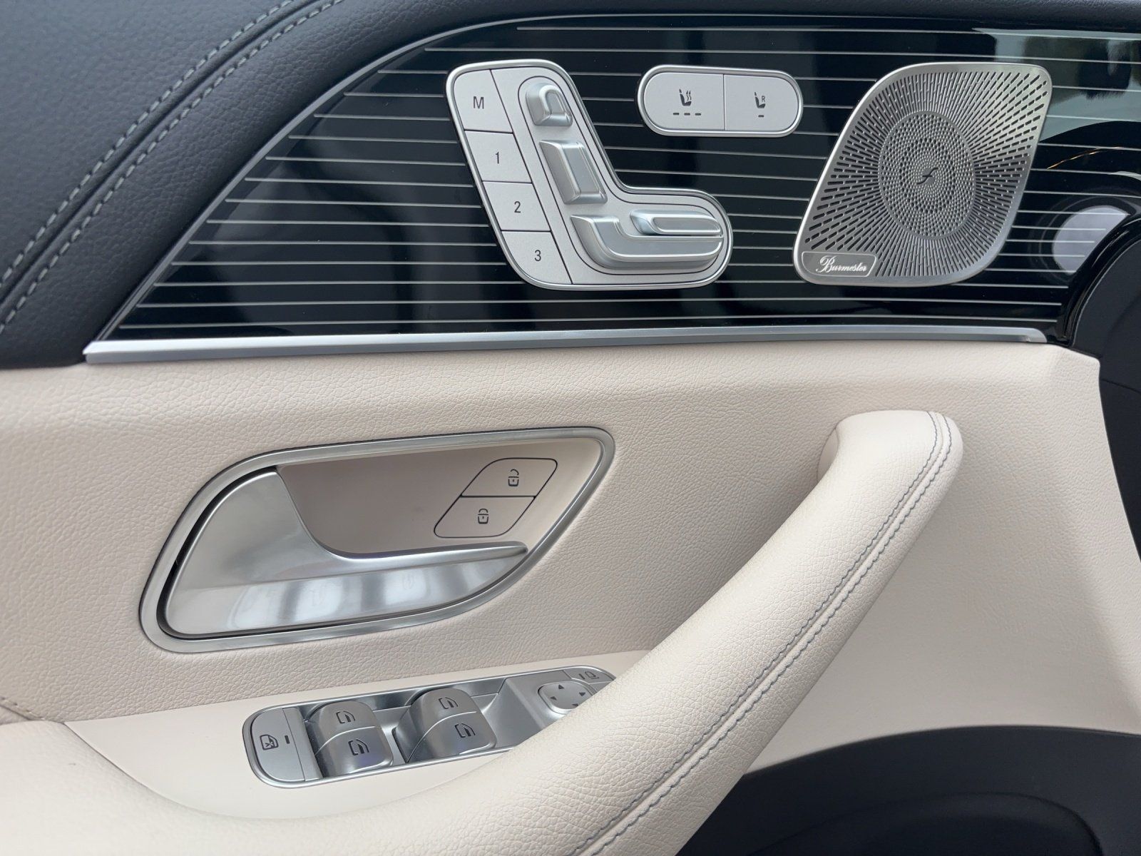 Fahrzeugabbildung Mercedes-Benz GLE 450d AMG Adv+ E-ACTIVE Night DISTRO Memo HUD