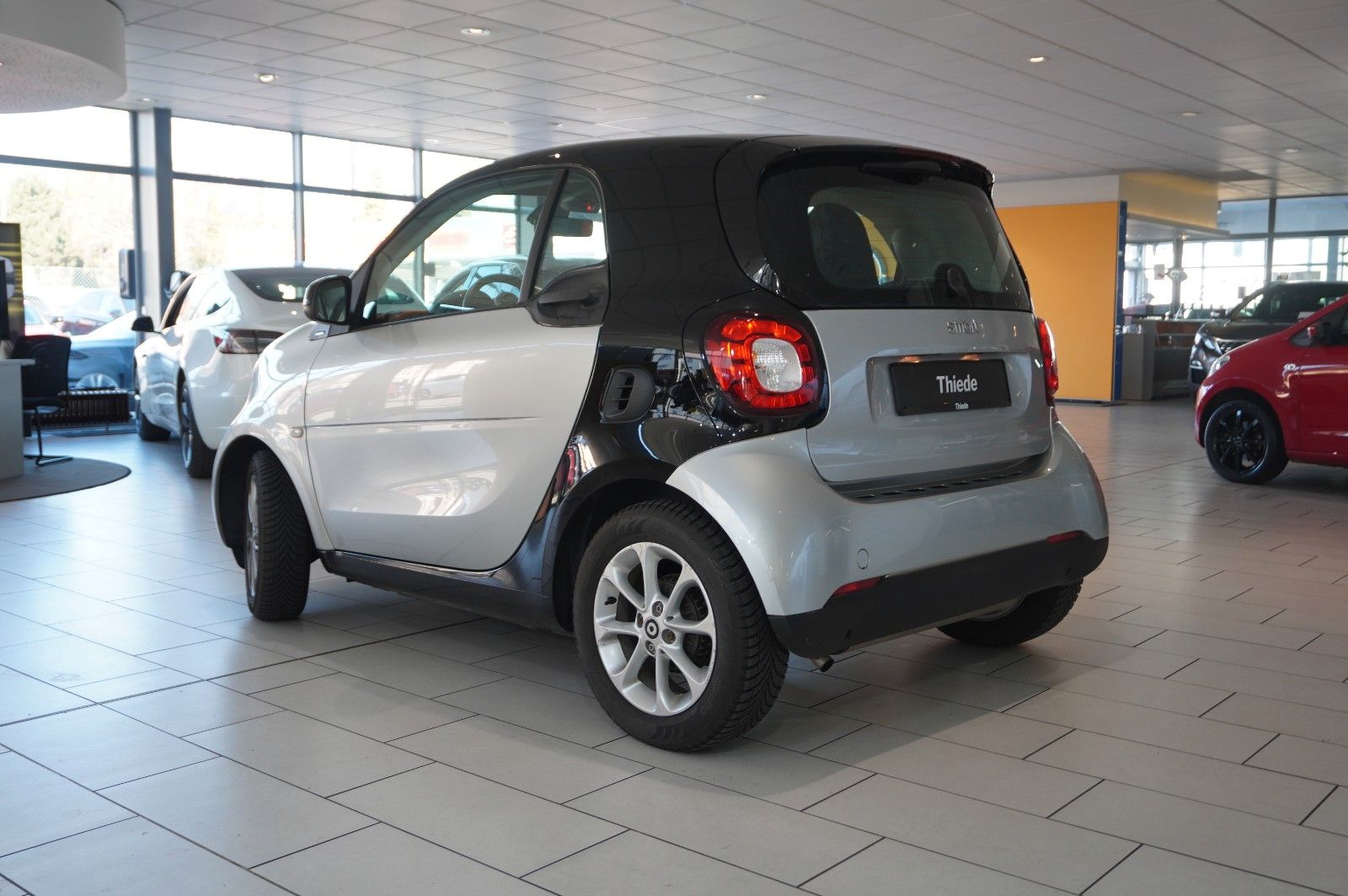 Fahrzeugabbildung Smart ForTwo 1.0 COUPE LED/KLIMA/SHZ/PANO./SPORT/USB