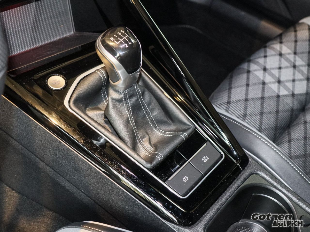 Fahrzeugabbildung Volkswagen Golf VIII Variant R-Line 1.5 TSI Navi AHK LED