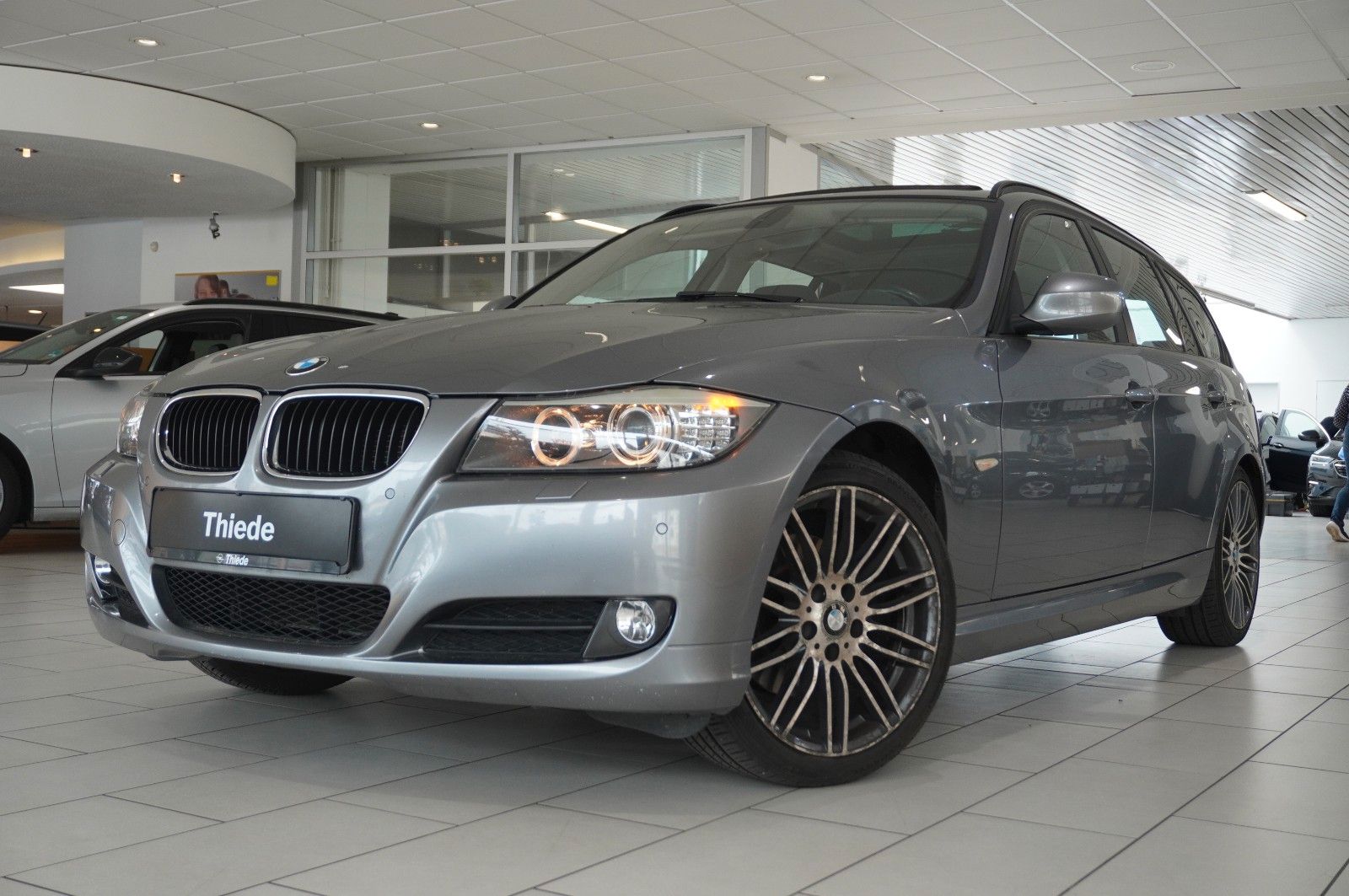 Fahrzeugabbildung BMW 320i TOURING NAVI/BI-XENON/SHZ/PDC/PANO./SH/TEMP