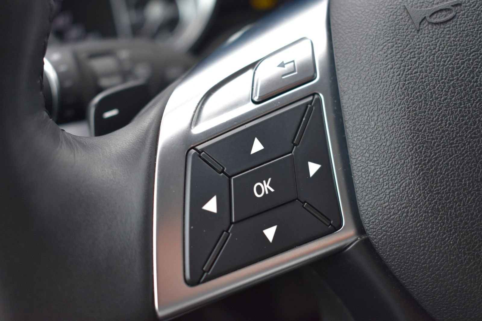 Fahrzeugabbildung Mercedes-Benz ML 350 CDI BlueTec 4Matic AHK/PANO/DISTRONIC