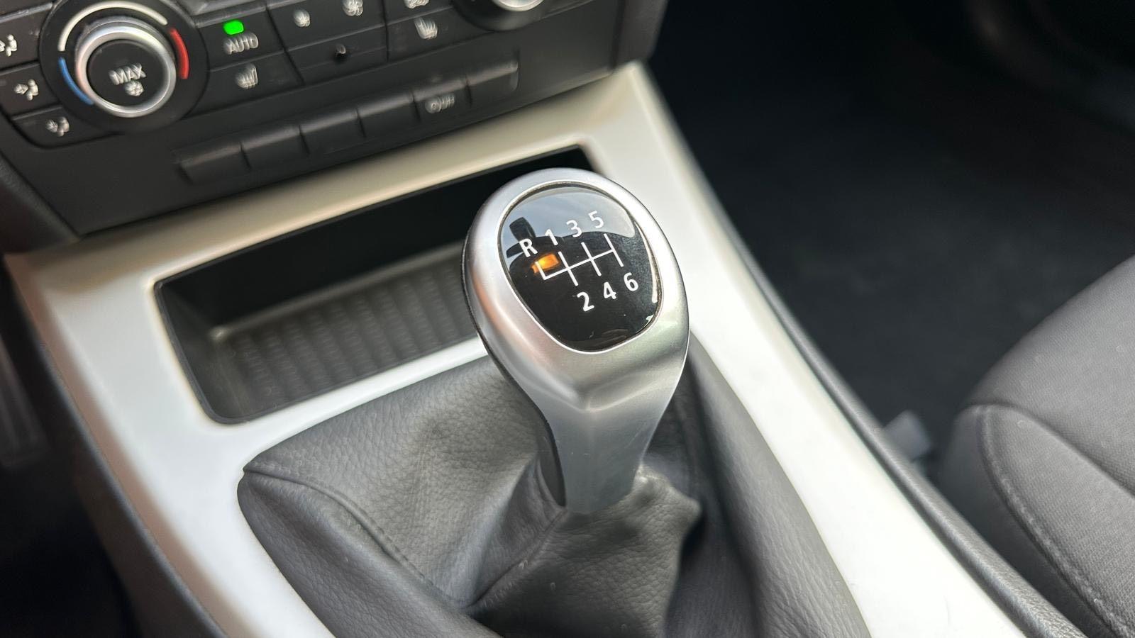 BMW 318 2011 — photo 15