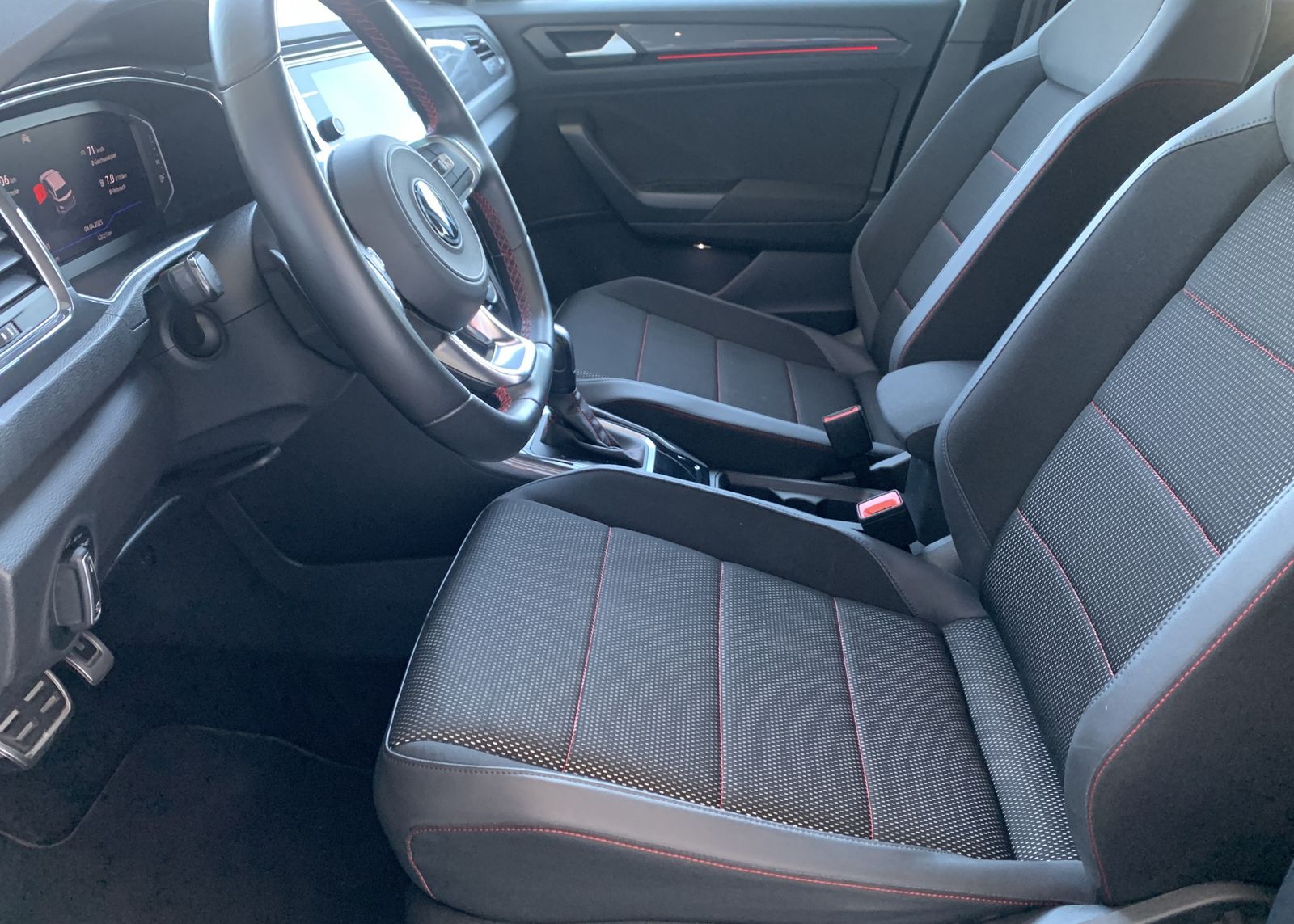 Fahrzeugabbildung Volkswagen T-Roc 1.5 TSI*Sport*LED*Pano*Acc*Lane*Navi*