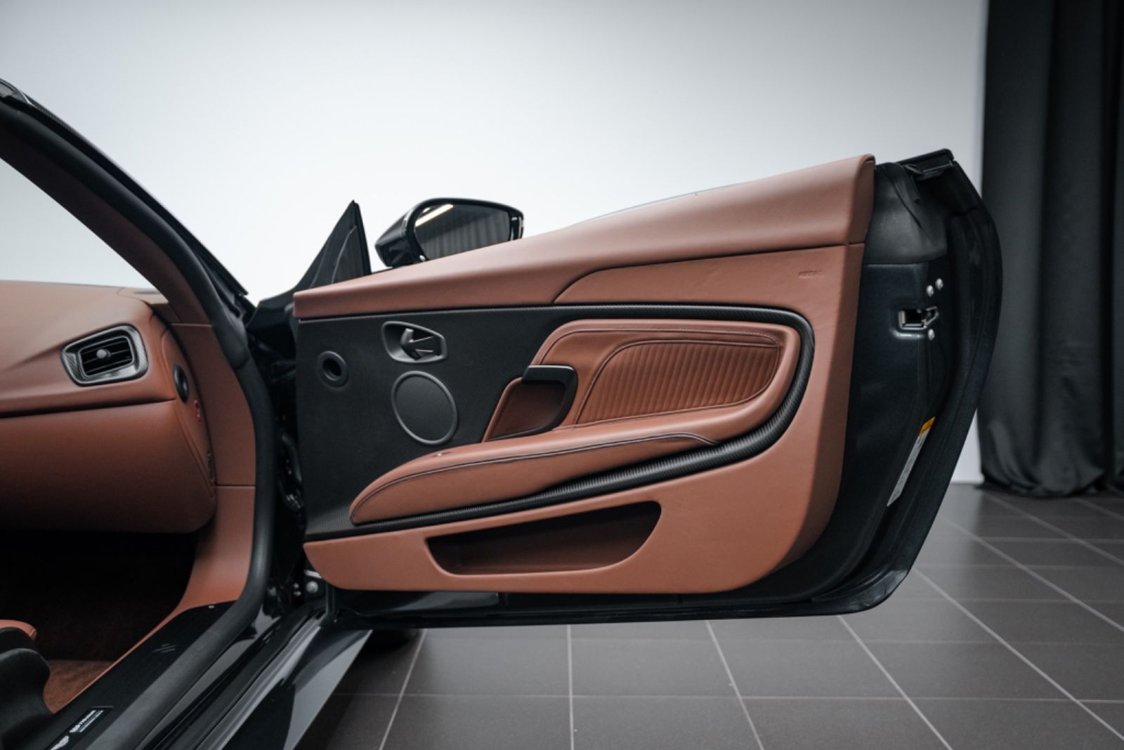 Fahrzeugabbildung Aston Martin DBS 770 Ultimate Volante 1 OF 199/CARBON/BUCKET