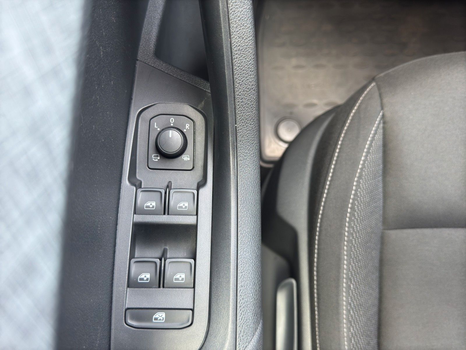 Fahrzeugabbildung SKODA Karoq 1.5L*DSG*AHK*Navi*LED*Kamera*TOP**