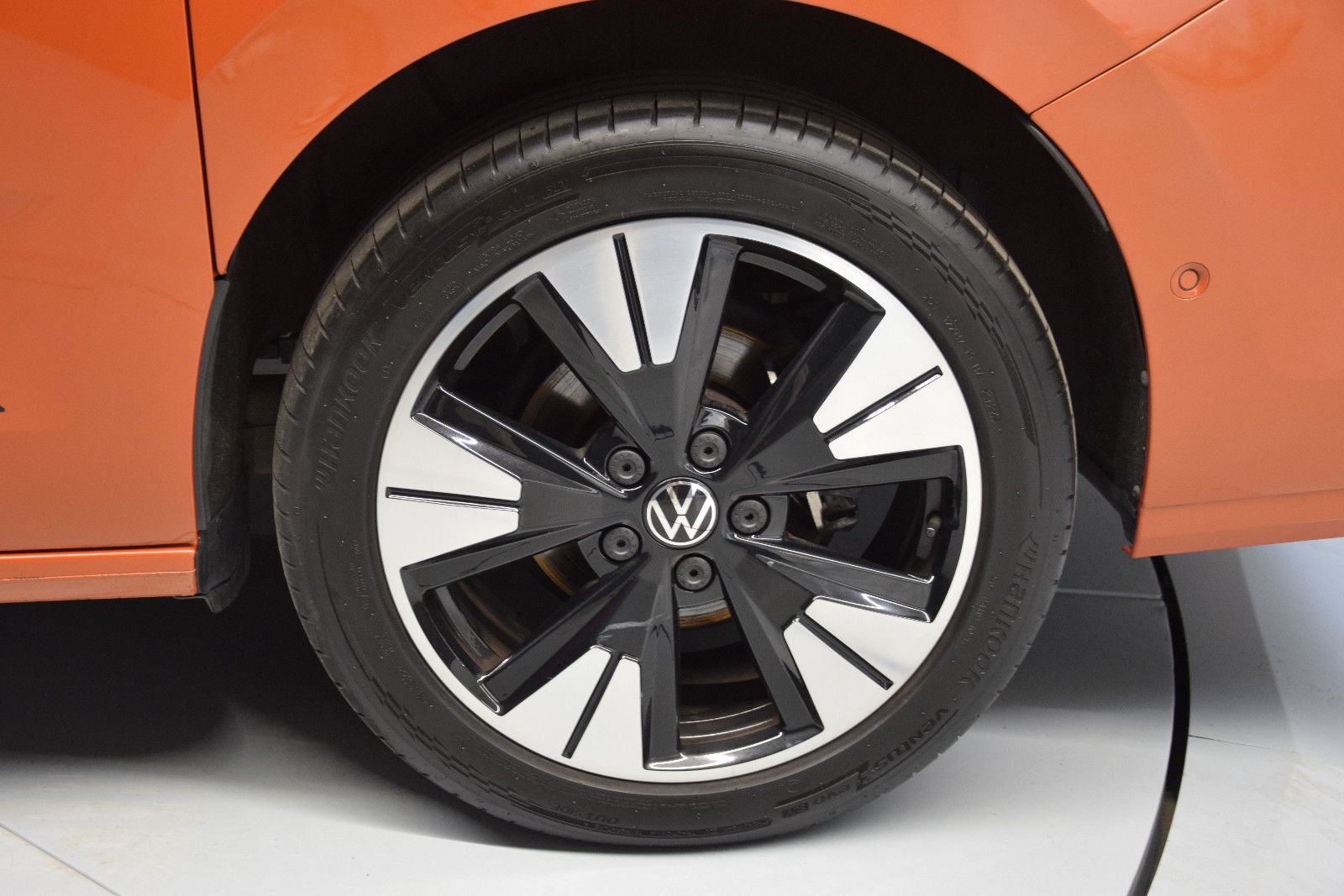 Fahrzeugabbildung Volkswagen T7 Multivan Edition lang Pano ACC vis-a-vis AHK