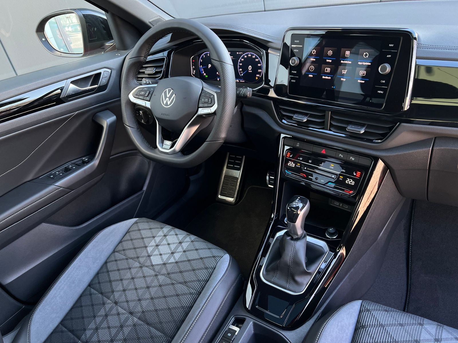 Fahrzeugabbildung Volkswagen T-Roc R-Line 1.5 TSI DSG *AHK, Pano, Black Style