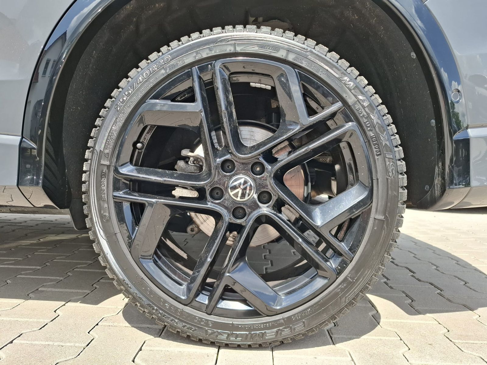Fahrzeugabbildung Volkswagen Tiguan 2.0 TDI 4M R-Line BLACK*PAN*HK*AHK*MATRIX