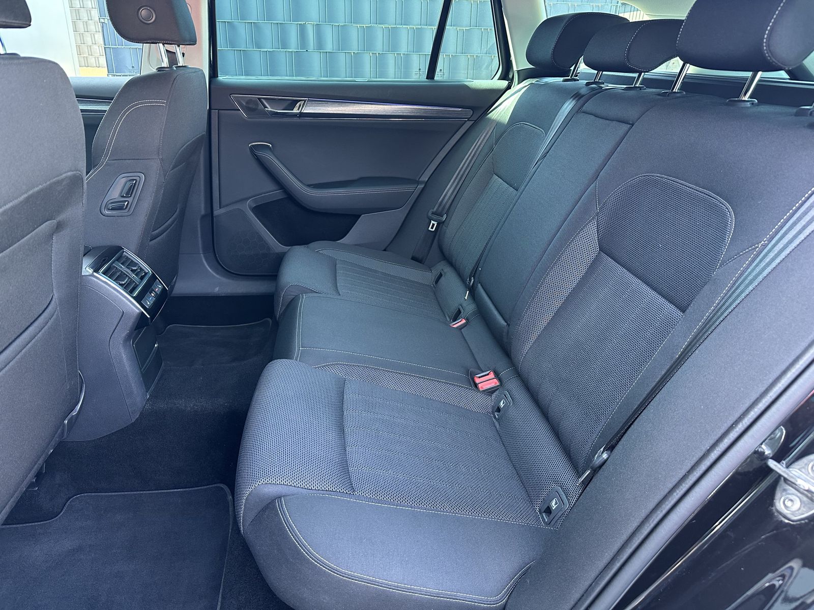 Fahrzeugabbildung SKODA Superb Combi 2.0 TSI DSG Style NAV+LED+ACC+AHK