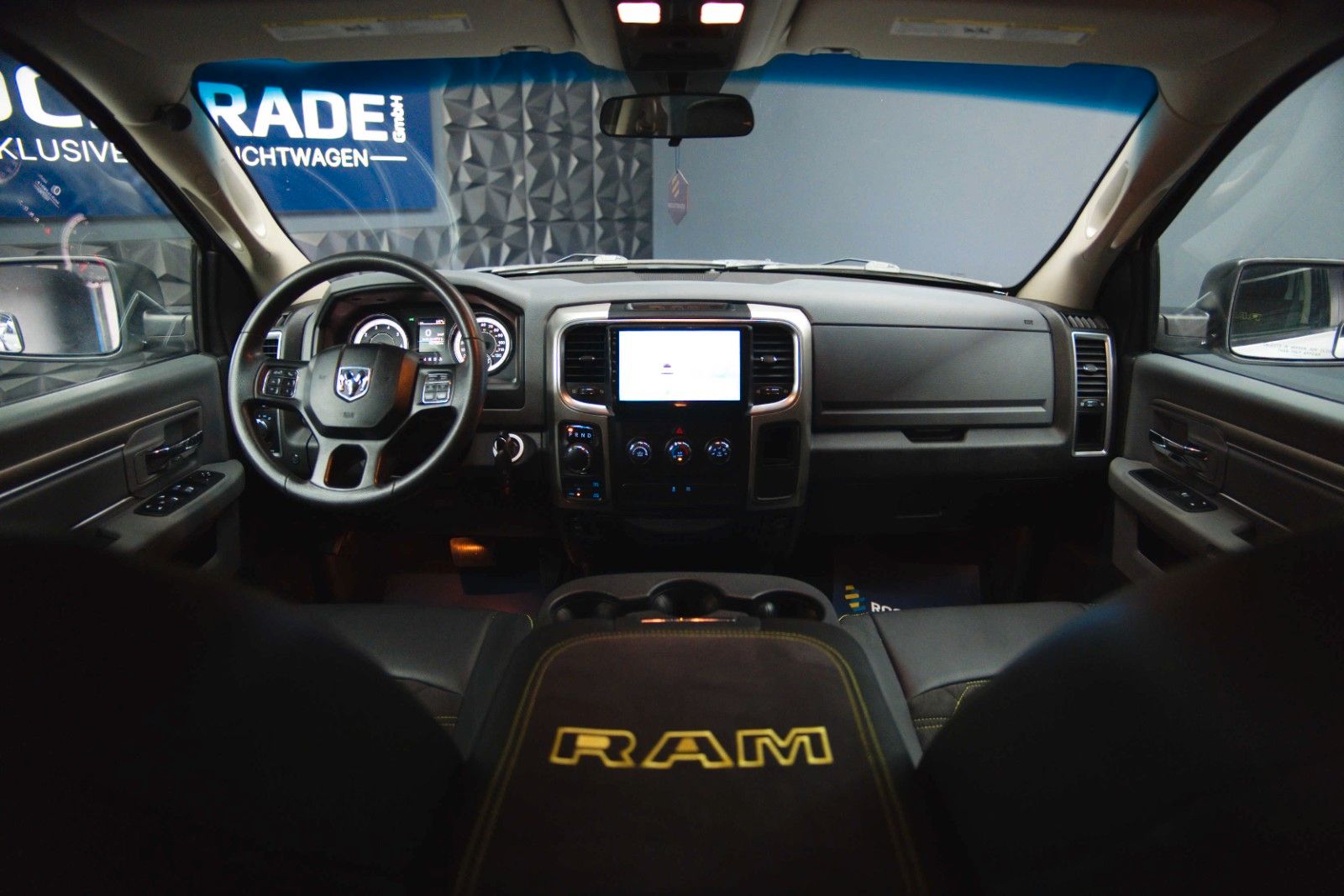 Fahrzeugabbildung Dodge RAM 5.7 V8 HEMI 4x4 OFFROAD Night-Paket LONGBED