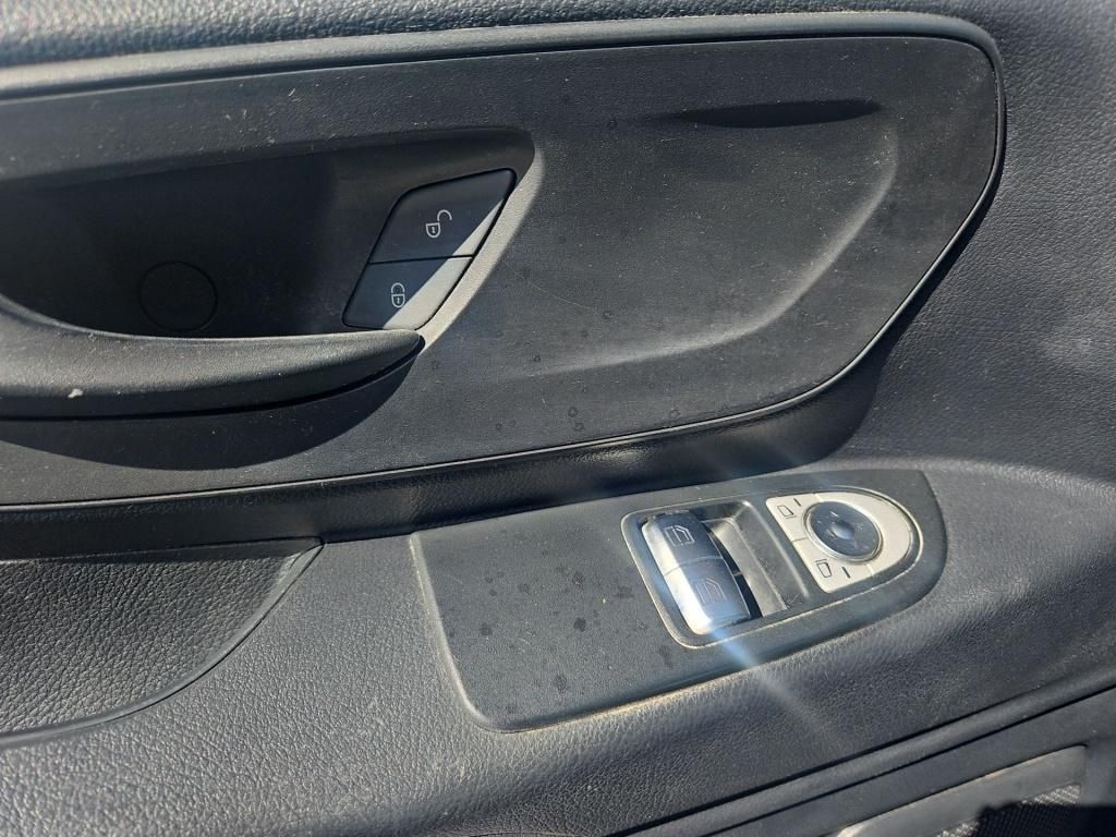 Fahrzeugabbildung Mercedes-Benz Vito 110 Kasten extralang 2 Sitze RFK Klima Holz
