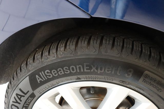 Fahrzeugabbildung Volkswagen Touran 1.6Ltr Comfortline |7SITZER|PANO|SHZ|PDC|