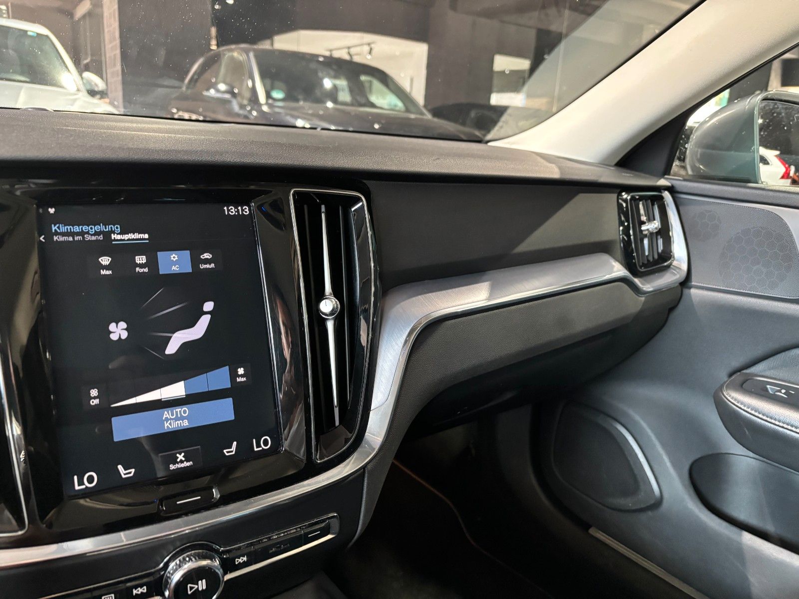 Fahrzeugabbildung Volvo V60 Momentum /KAMERA/LED/SHZ/ACC+/NAVI