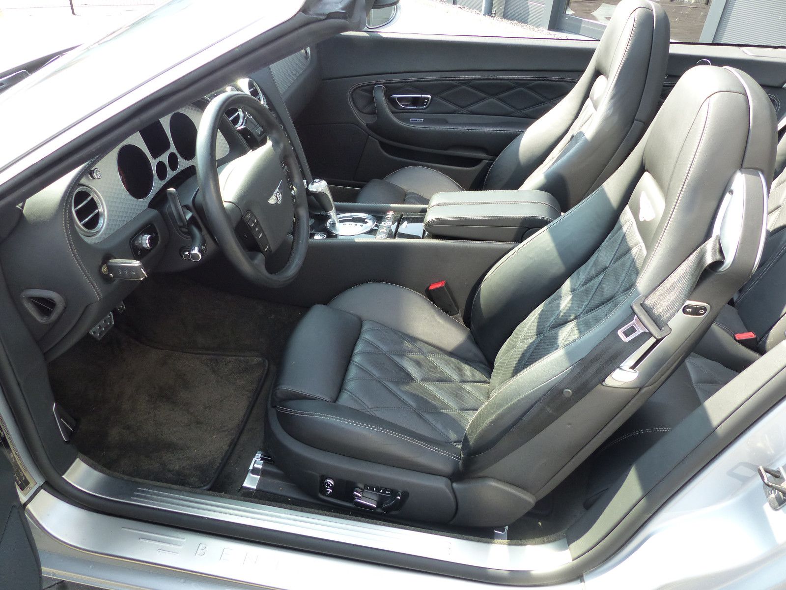 Fahrzeugabbildung Bentley Continental GTC W 12 Mulliner