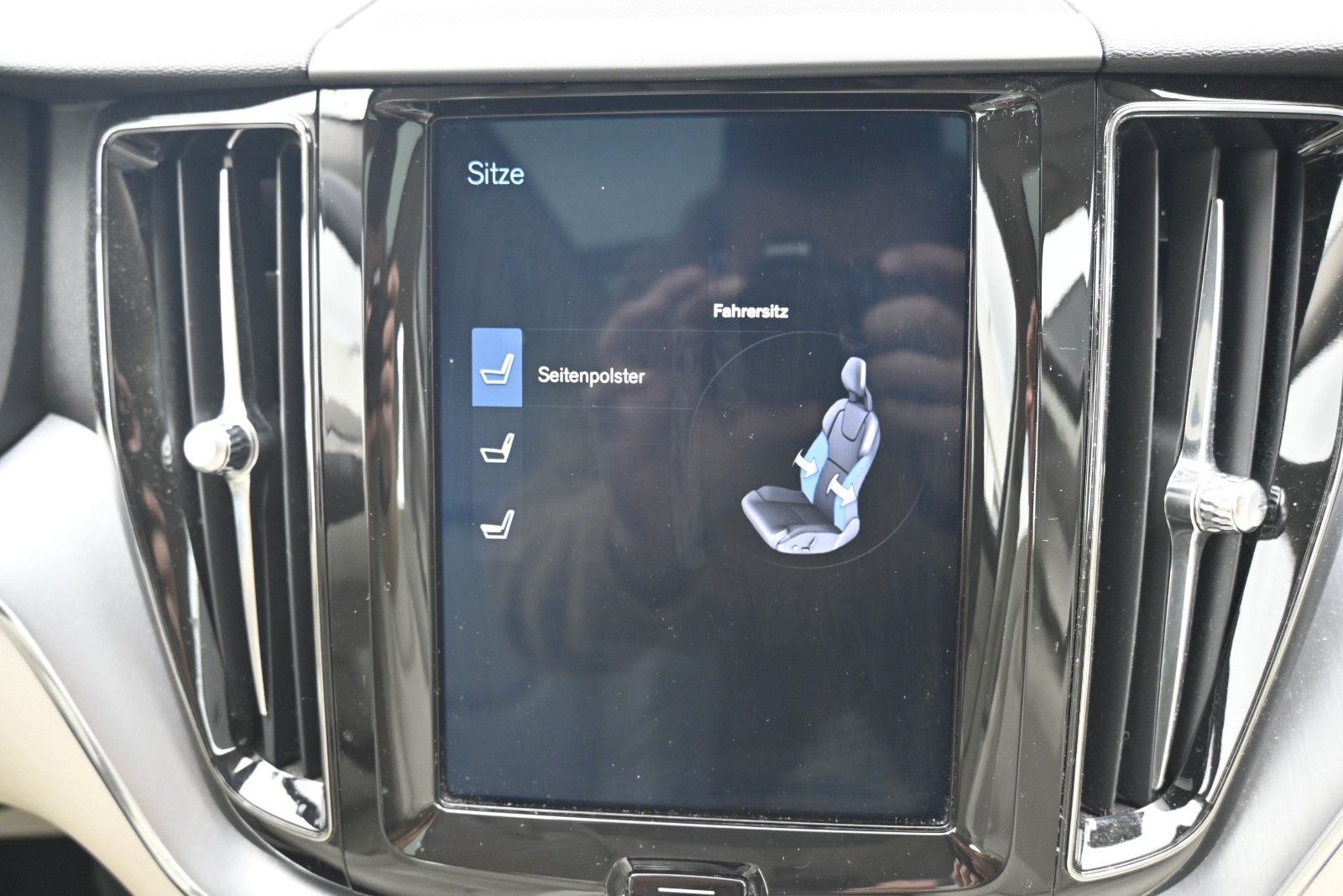 Fahrzeugabbildung Volvo XC60 T8 AWD Momentum Plug-In Hybrid*PANO*BLIS