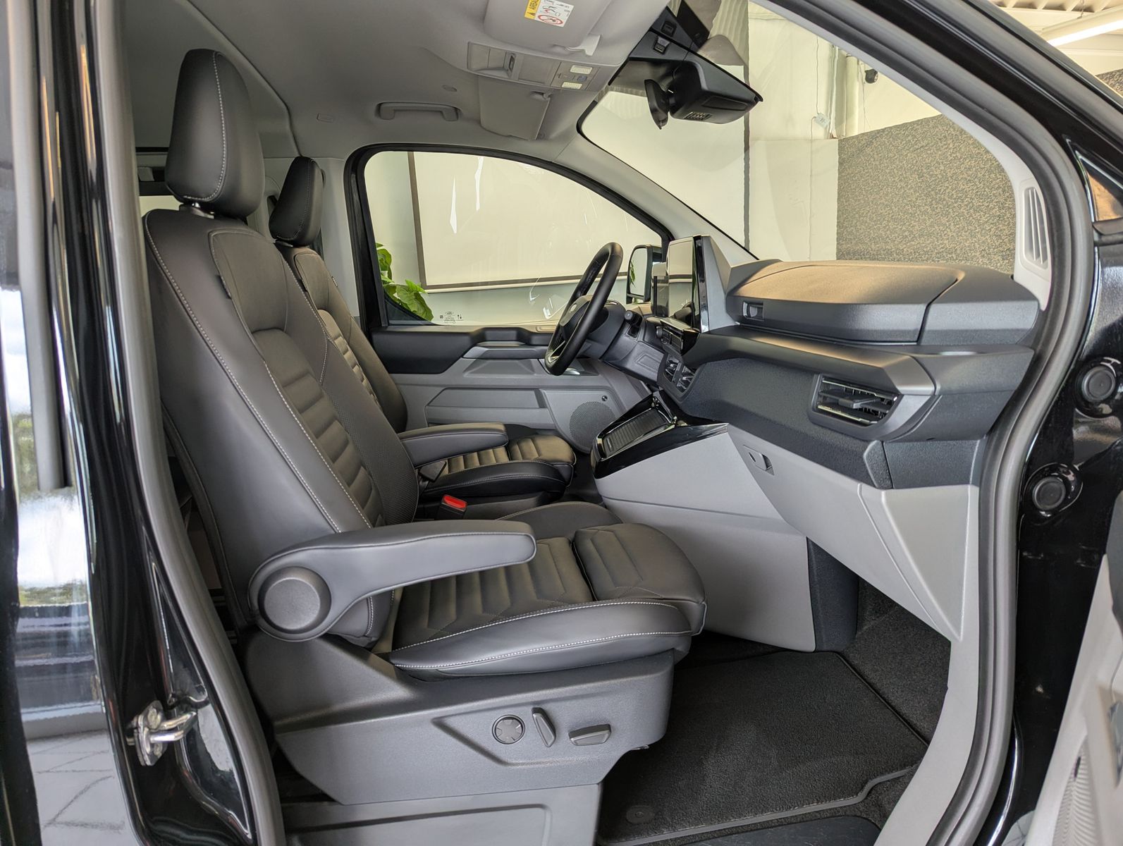 Fahrzeugabbildung Ford Tourneo Custom 320 Titaniu-X Leder Pano StHz AHK