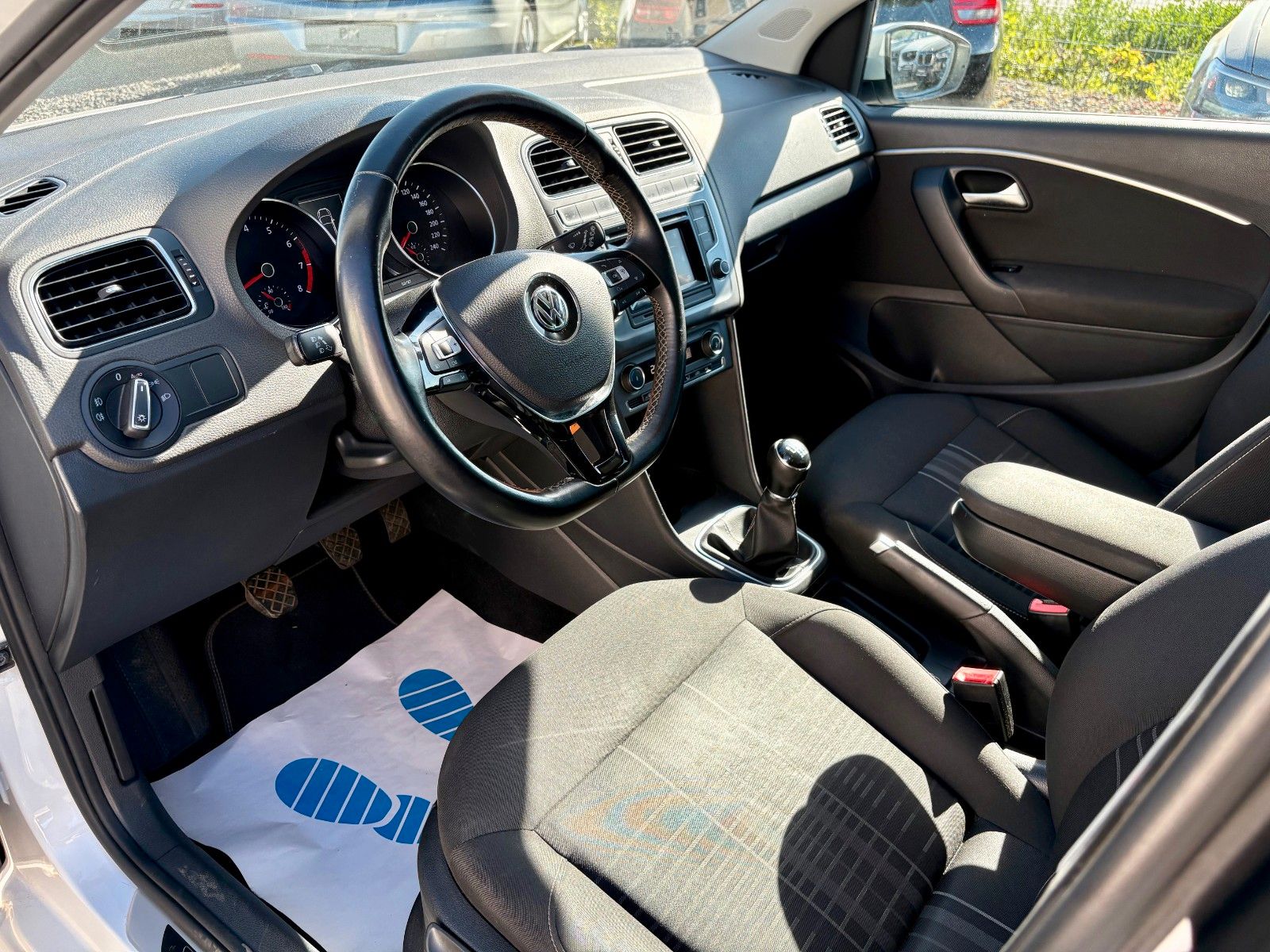 Fahrzeugabbildung Volkswagen Polo V Lounge 1.2 TSI 81kW LED Glasdach PDC Spor