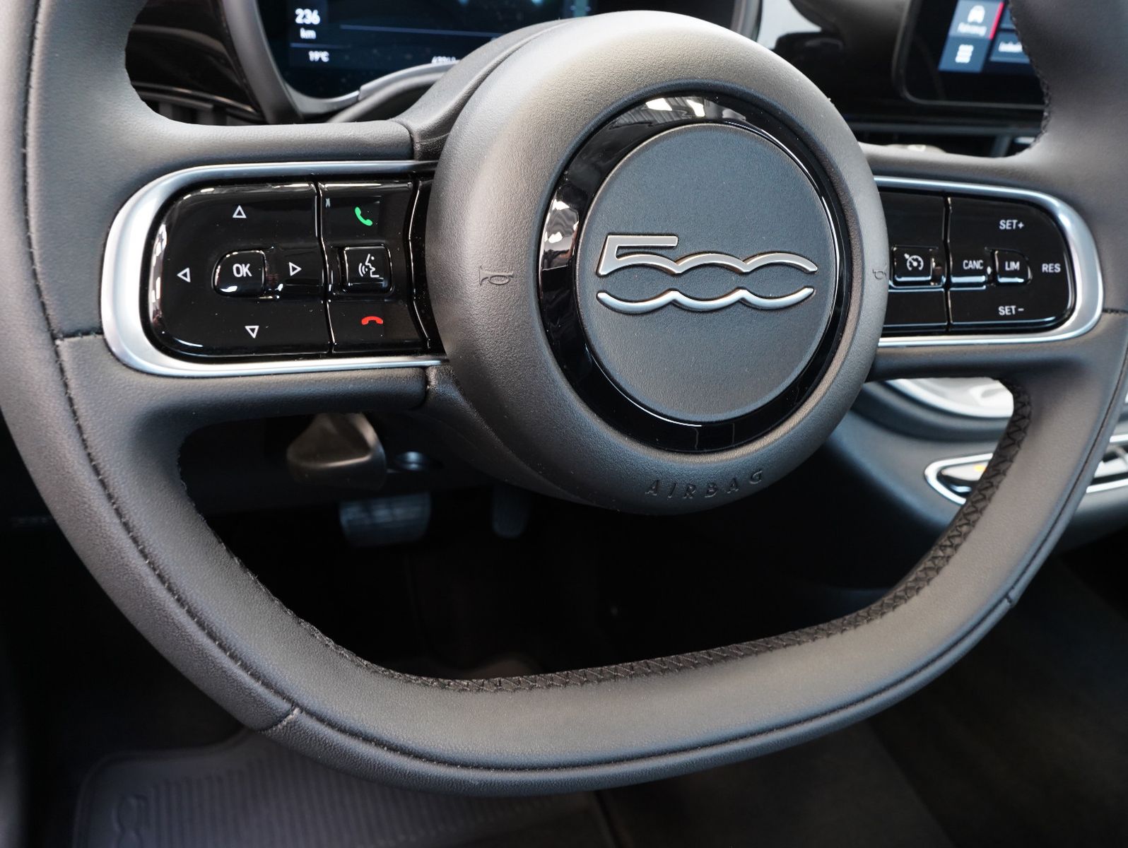 Fahrzeugabbildung Fiat 500e 87KW/42kWh/DC-LADEN/CARPLAY/DAB/SOH