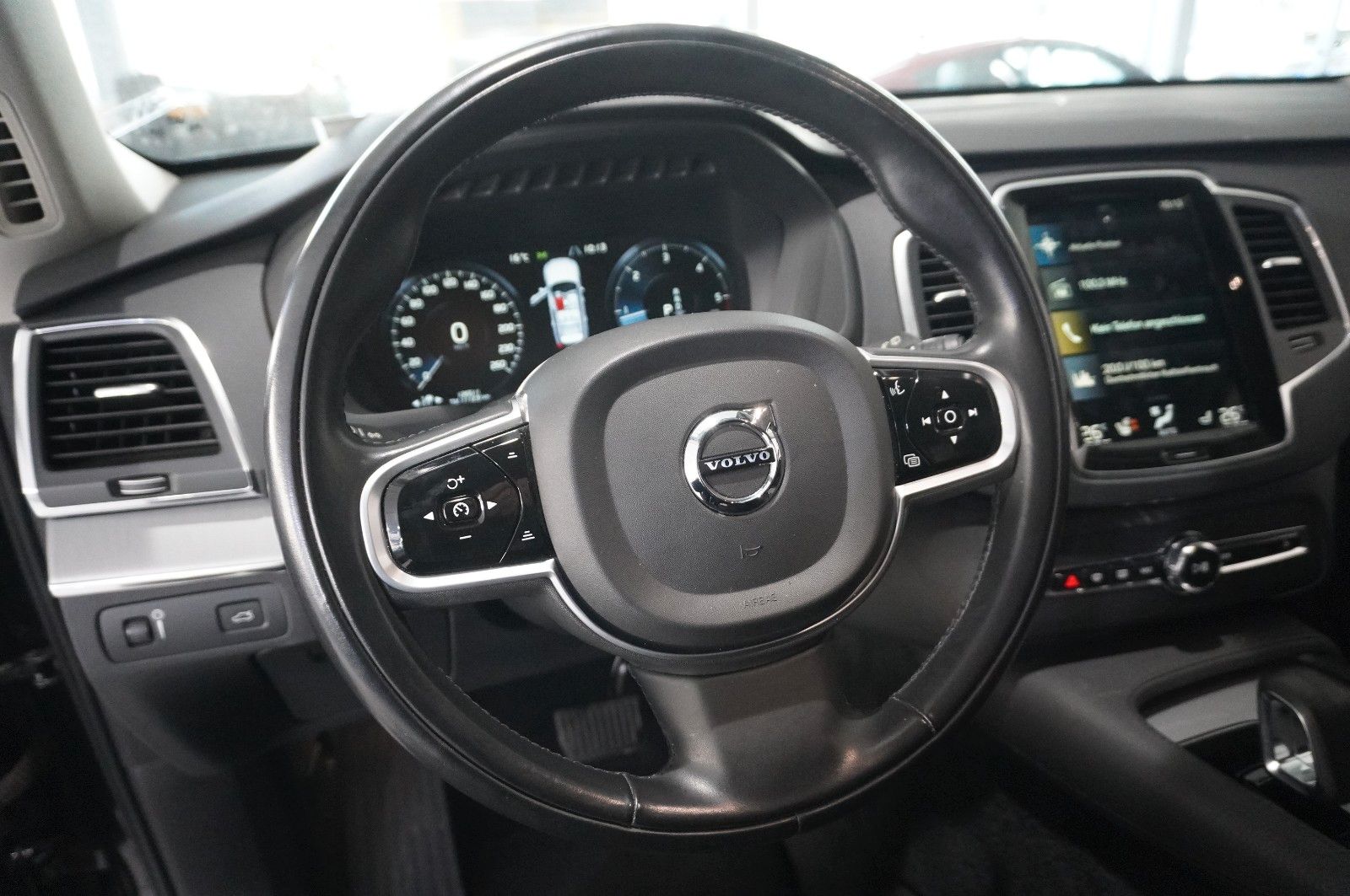 Fahrzeugabbildung Volvo XC 90 B5 D MOMENTUM PRO NAVI/LED/VIRTU/LEDER/AHK