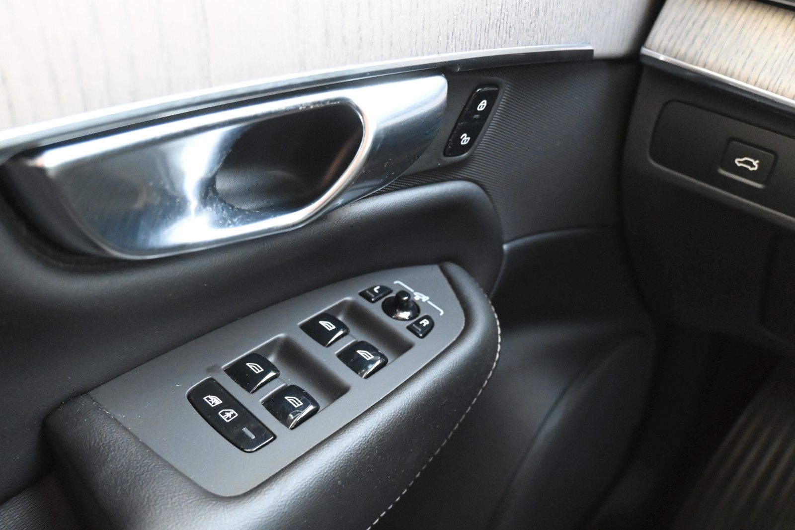 Fahrzeugabbildung Volvo XC90 B5D AWD Plus Dark*STDHZG*PANO*LUFT*360°*AHK