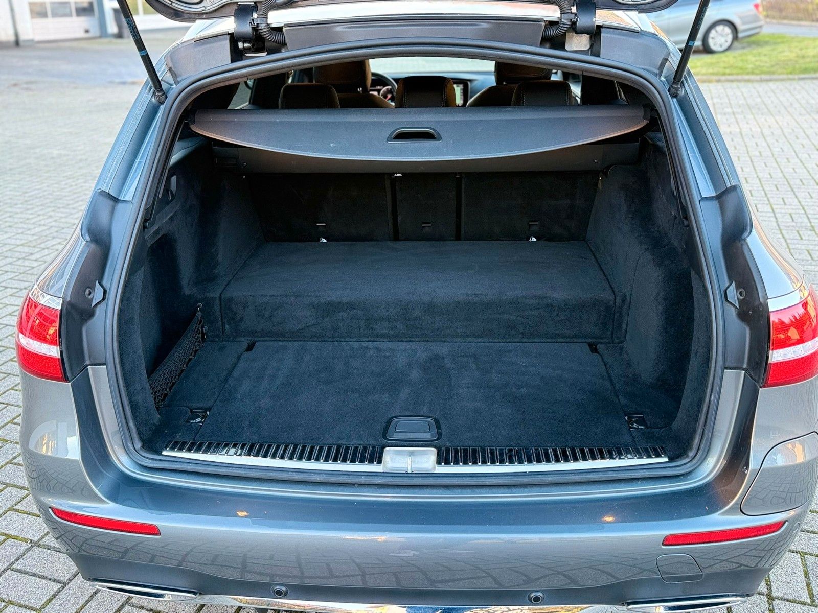 Fahrzeugabbildung Mercedes-Benz E 300 de T AMG+DISTRONIC+LENKASSI+360°+AHK+AMBIE