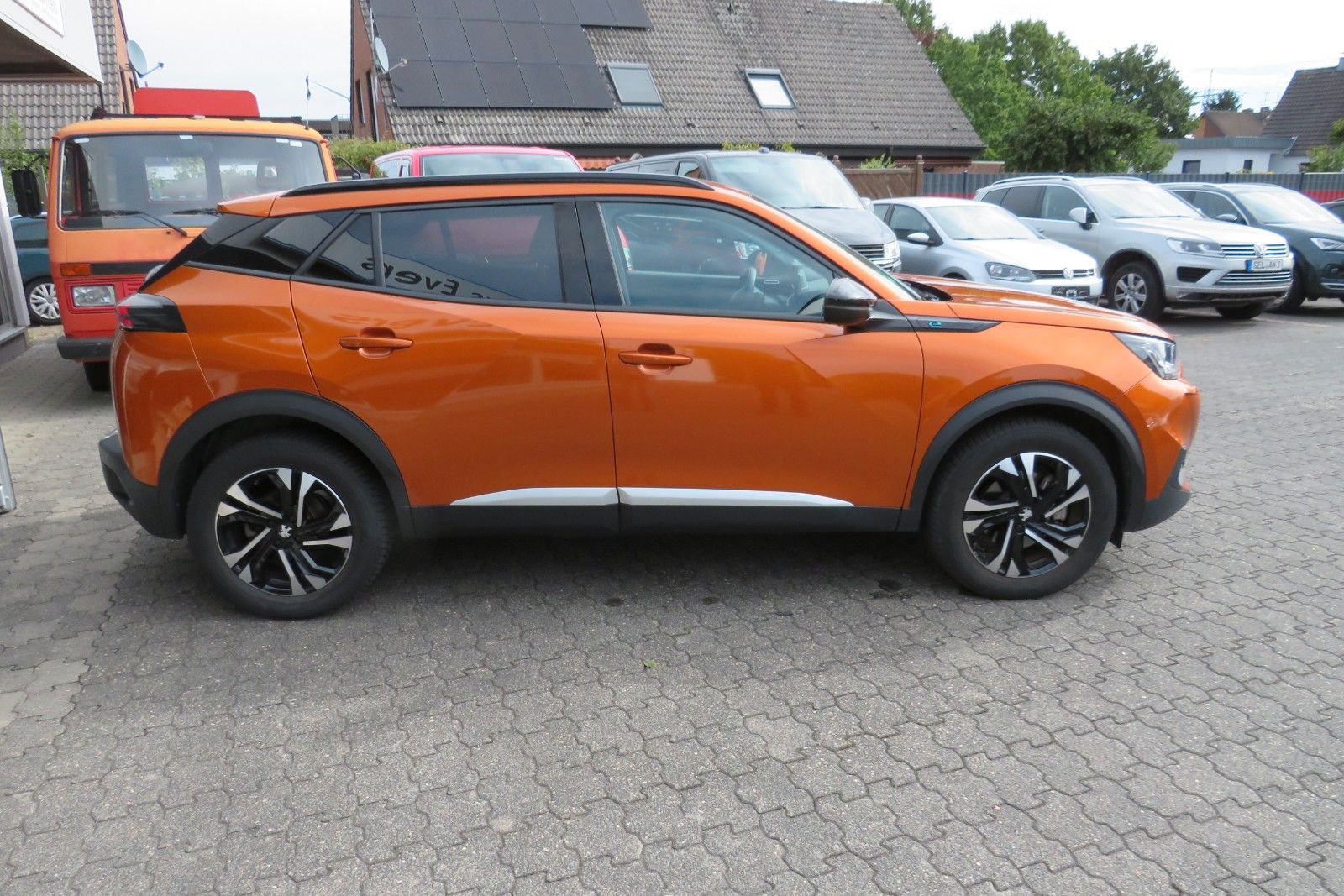 Fahrzeugabbildung Peugeot 2008-E ALLURE APP-CONNECT PDC GRA TELVOR 1.Hd