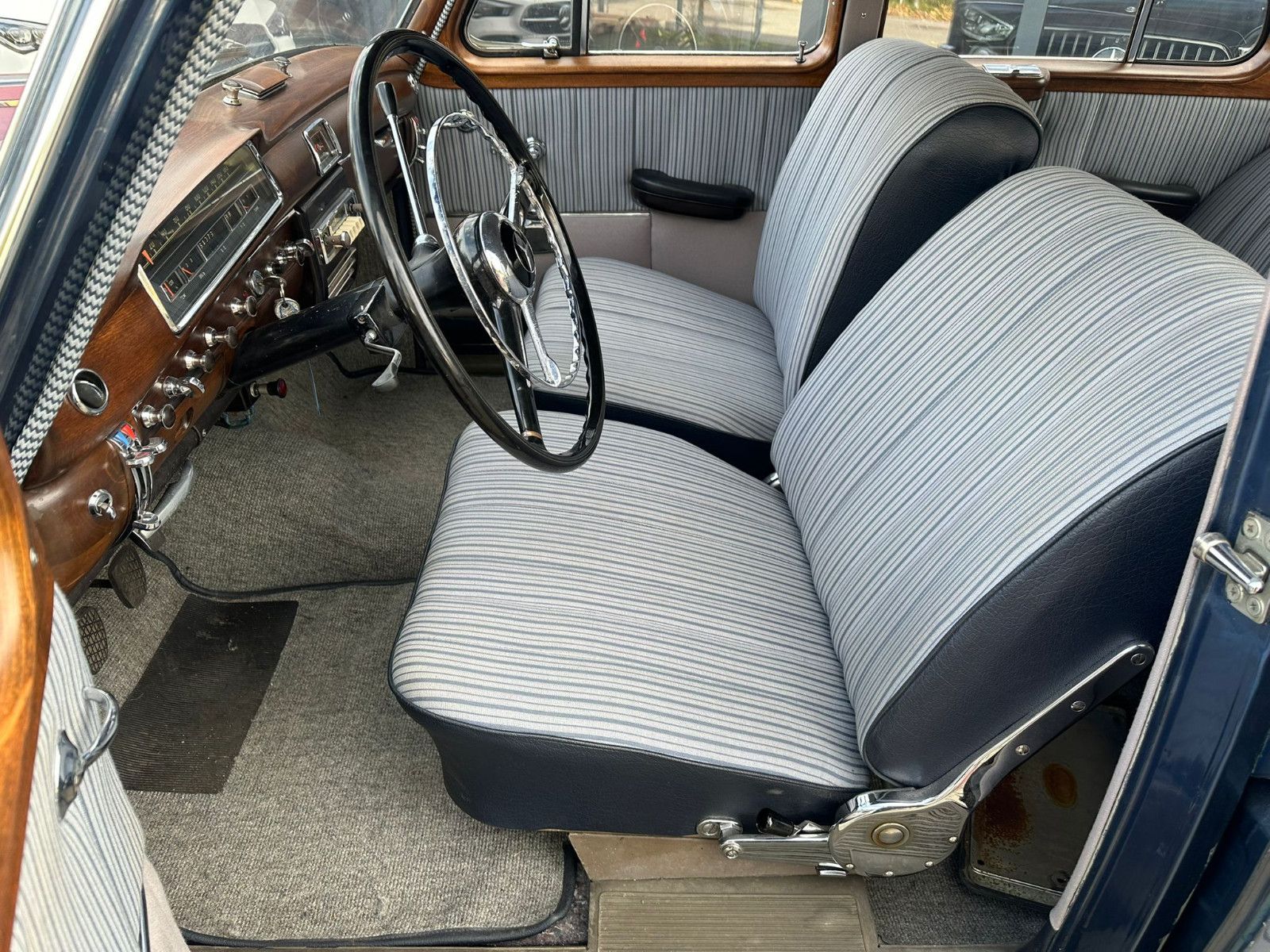 Fahrzeugabbildung Mercedes-Benz 220 S Ponton aus dem Jahr 1956