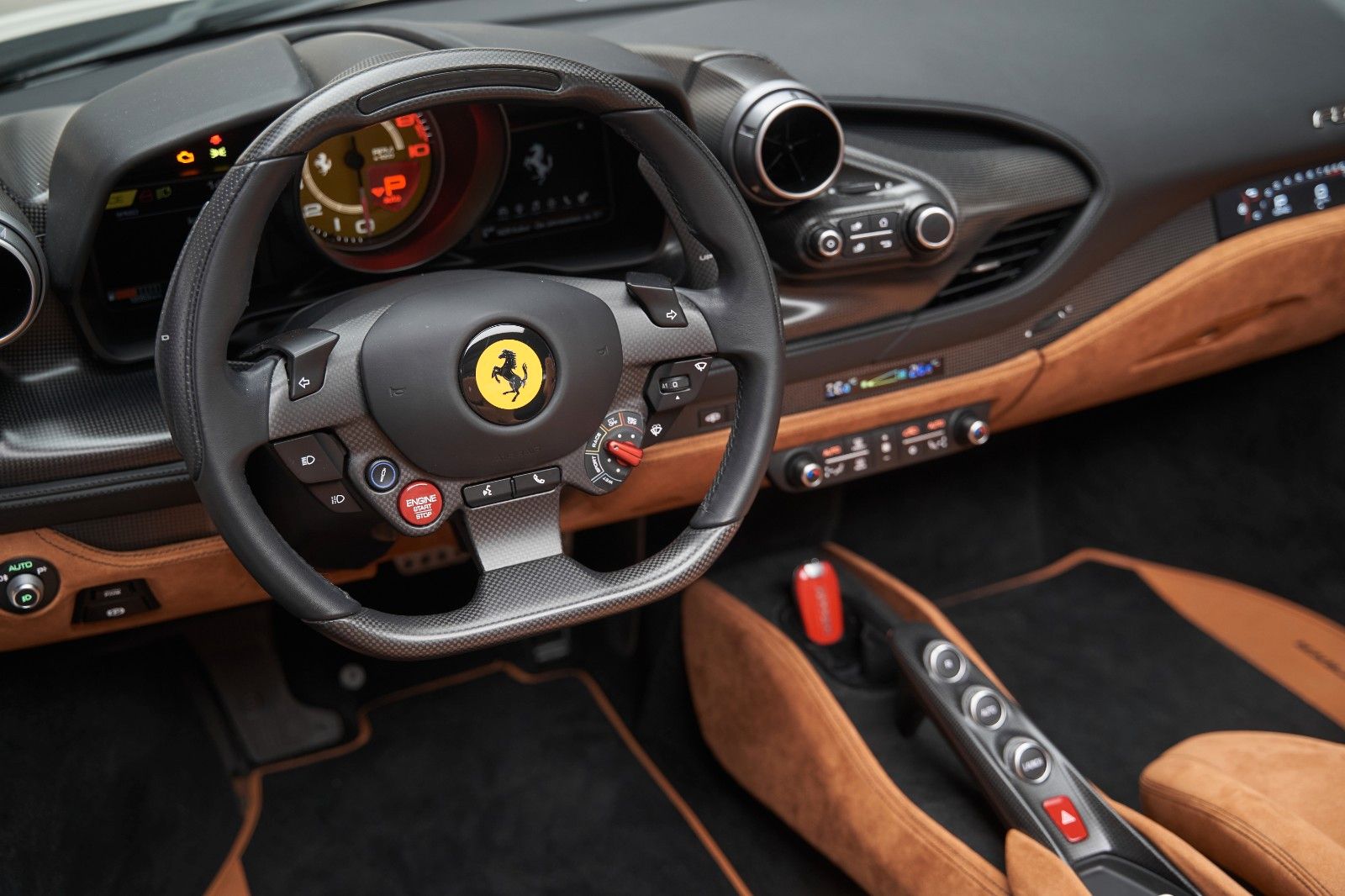 Fahrzeugabbildung Ferrari F8 Spider Carbon Racing Seats Display Lift LED
