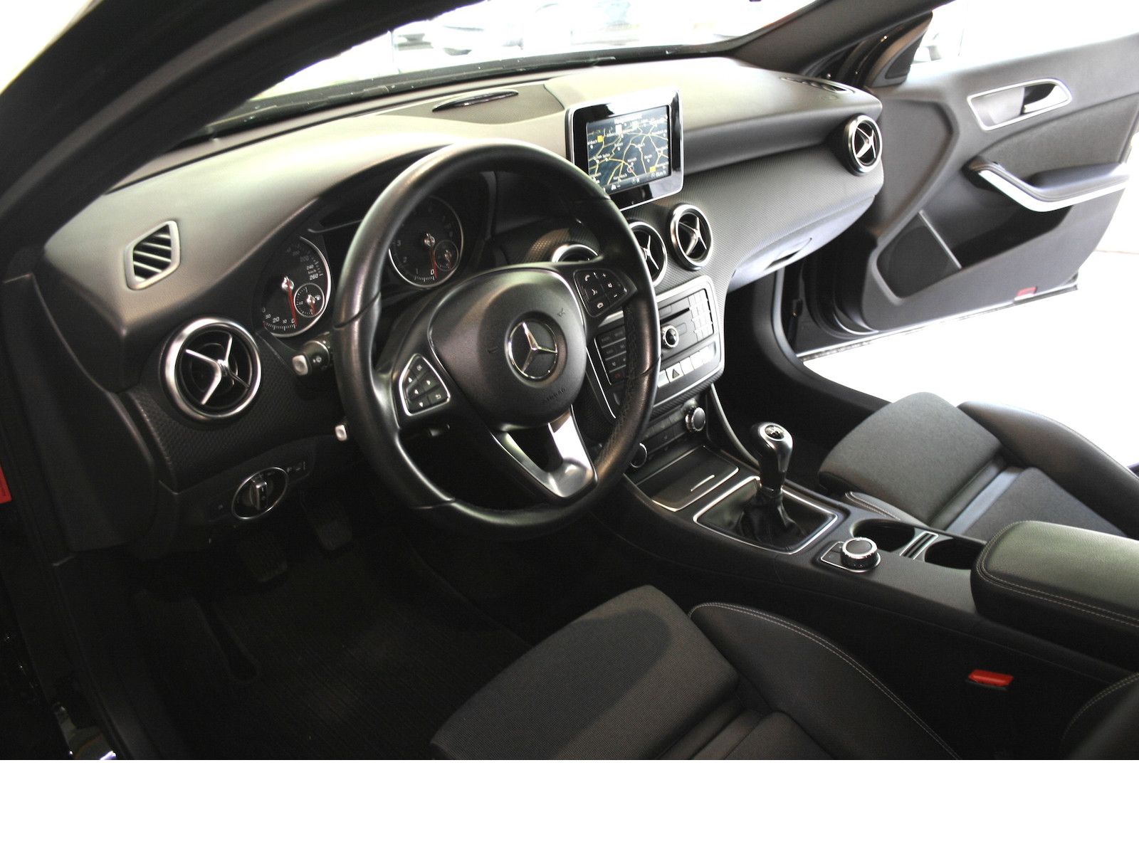 Fahrzeugabbildung Mercedes-Benz A 180 Style *Navigation*Park-Pilot*Spiegel-Paket