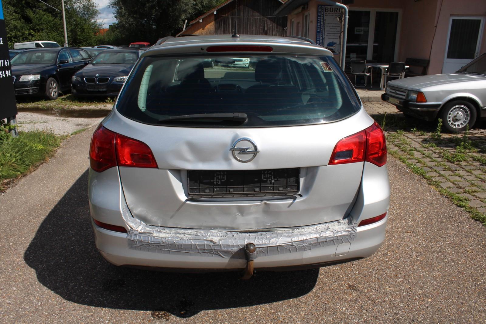 Opel Astra 2011 — photo 5