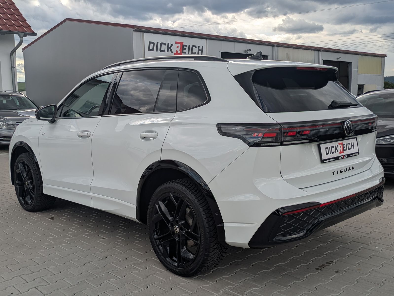 Fahrzeugabbildung Volkswagen Tiguan 2.0 TDI 4M R-Line PANO*H&K*AHK*MATRIX*20"
