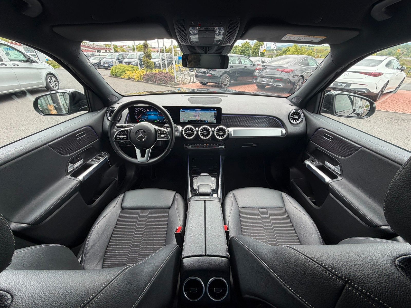 Fahrzeugabbildung Mercedes-Benz EQB 350 4M Progressive+Distr+Ambiente+RFK+MBUX
