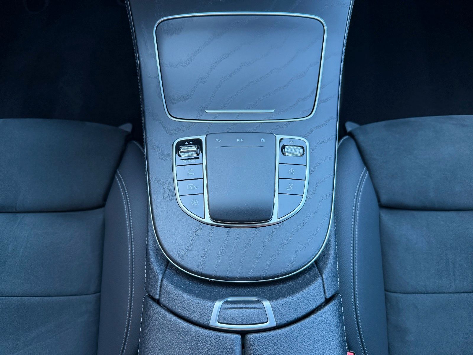 Fahrzeugabbildung Mercedes-Benz E 220d T AMG+Distr+MultiB+AHK+Ambiente+